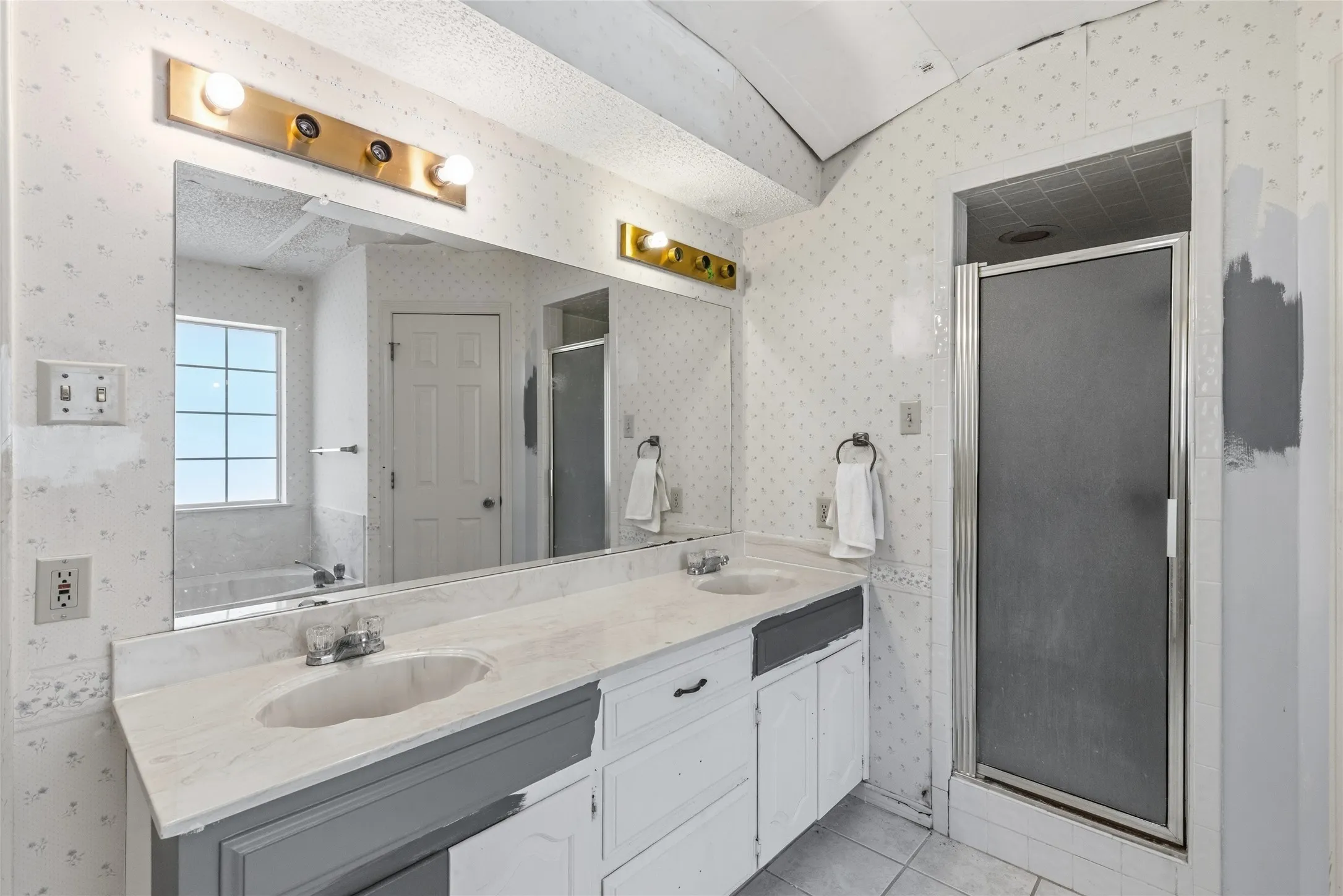 Single Family Residence For Sale in Hunt County , 10505 Oak Creek Drive, Greenville, Texas 75402, 3 Bedroom, 2 Bathroom, 2 Garage spaces, 2,014 Sqft, built in 1980, mls#21367149, Real Estate Agent in Greenville, Homes For Sale in Hunt county, Homes For Sale in Greenville, Realtor in Greenville Texas, Real Estate Brokerage Independent Realty Texas, Luminita Cordes Realtor