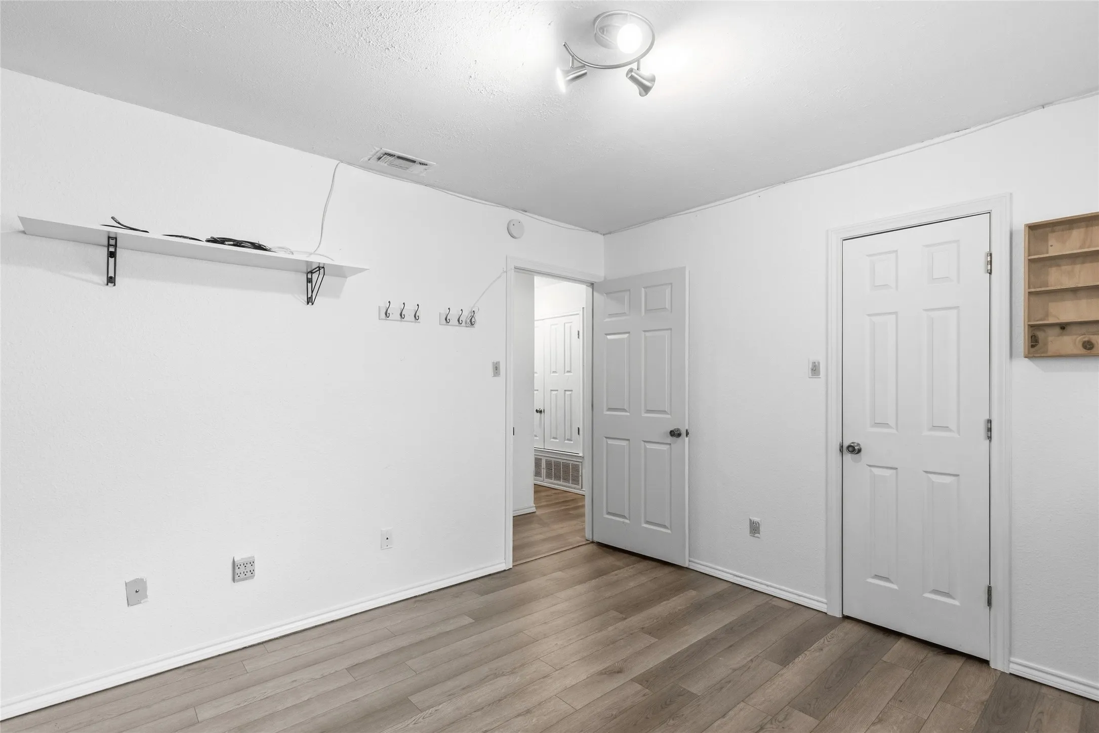 Single Family Residence For Sale in Hunt County , 10505 Oak Creek Drive, Greenville, Texas 75402, 3 Bedroom, 2 Bathroom, 2 Garage spaces, 2,014 Sqft, built in 1980, mls#21367149, Real Estate Agent in Greenville, Homes For Sale in Hunt county, Homes For Sale in Greenville, Realtor in Greenville Texas, Real Estate Brokerage Independent Realty Texas, Luminita Cordes Realtor