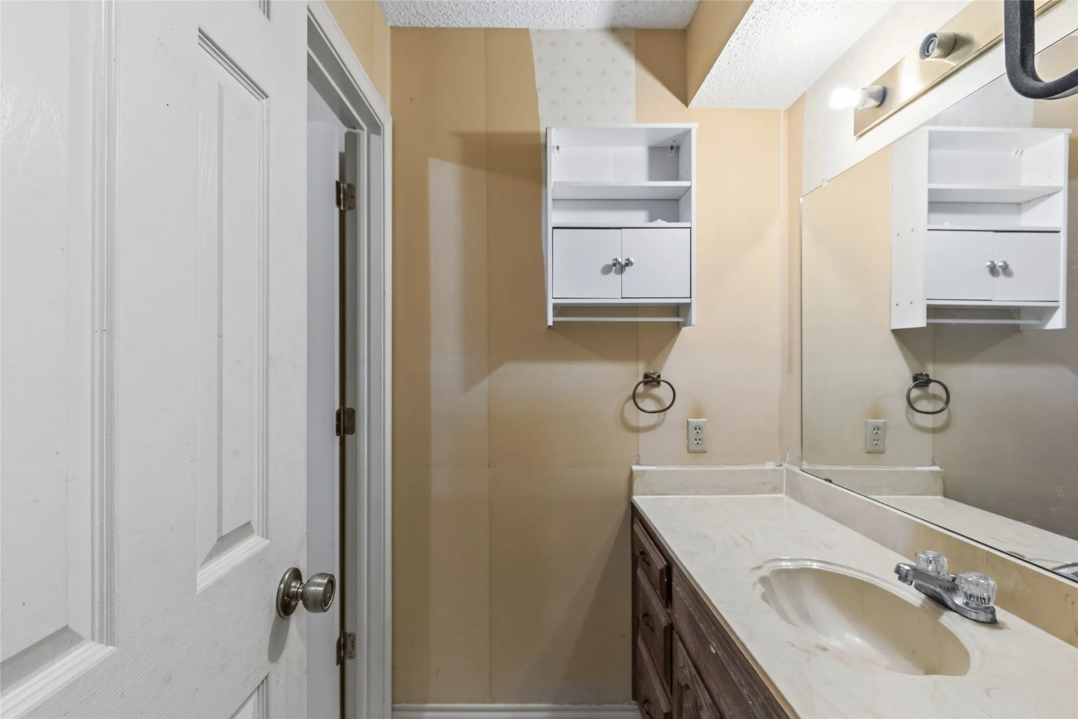 Single Family Residence For Sale in Hunt County , 10505 Oak Creek Drive, Greenville, Texas 75402, 3 Bedroom, 2 Bathroom, 2 Garage spaces, 2,014 Sqft, built in 1980, mls#21367149, Real Estate Agent in Greenville, Homes For Sale in Hunt county, Homes For Sale in Greenville, Realtor in Greenville Texas, Real Estate Brokerage Independent Realty Texas, Luminita Cordes Realtor