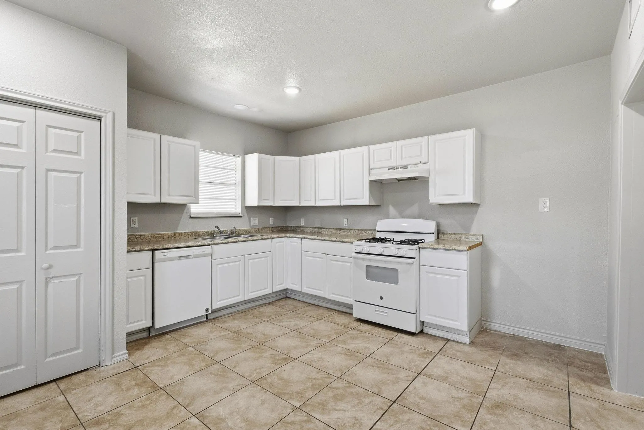 Single Family Residence For Sale in Grayson County , 709 N Chandler Avenue, Denison, Texas 75020, 4 Bedroom, 2 Bathroom, Garage spaces, 1,784 Sqft, built in 1940, mls#21376088, Real Estate Agent in Denison, Homes For Sale in Grayson county, Homes For Sale in Denison, Realtor in Denison Texas, Real Estate Brokerage Independent Realty Texas, Luminita Cordes Realtor