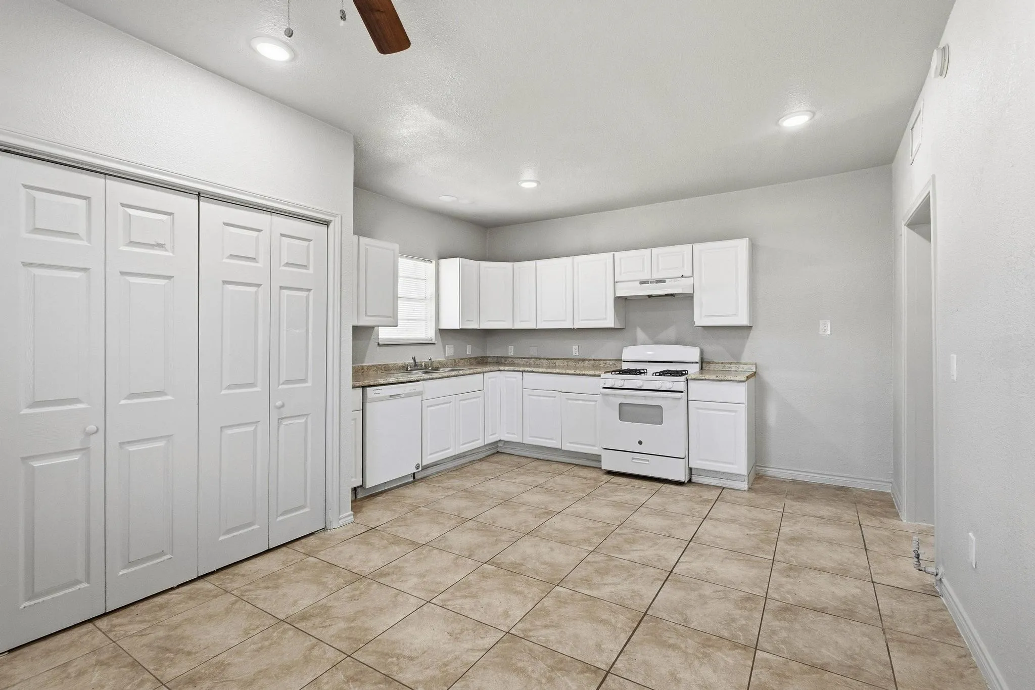 Single Family Residence For Sale in Grayson County , 709 N Chandler Avenue, Denison, Texas 75020, 4 Bedroom, 2 Bathroom, Garage spaces, 1,784 Sqft, built in 1940, mls#21376088, Real Estate Agent in Denison, Homes For Sale in Grayson county, Homes For Sale in Denison, Realtor in Denison Texas, Real Estate Brokerage Independent Realty Texas, Luminita Cordes Realtor