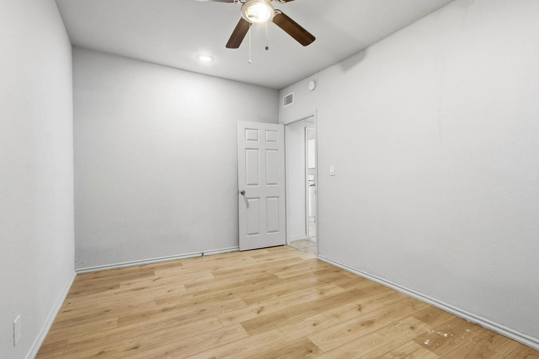 Single Family Residence For Sale in Grayson County , 709 N Chandler Avenue, Denison, Texas 75020, 4 Bedroom, 2 Bathroom, Garage spaces, 1,784 Sqft, built in 1940, mls#21376088, Real Estate Agent in Denison, Homes For Sale in Grayson county, Homes For Sale in Denison, Realtor in Denison Texas, Real Estate Brokerage Independent Realty Texas, Luminita Cordes Realtor