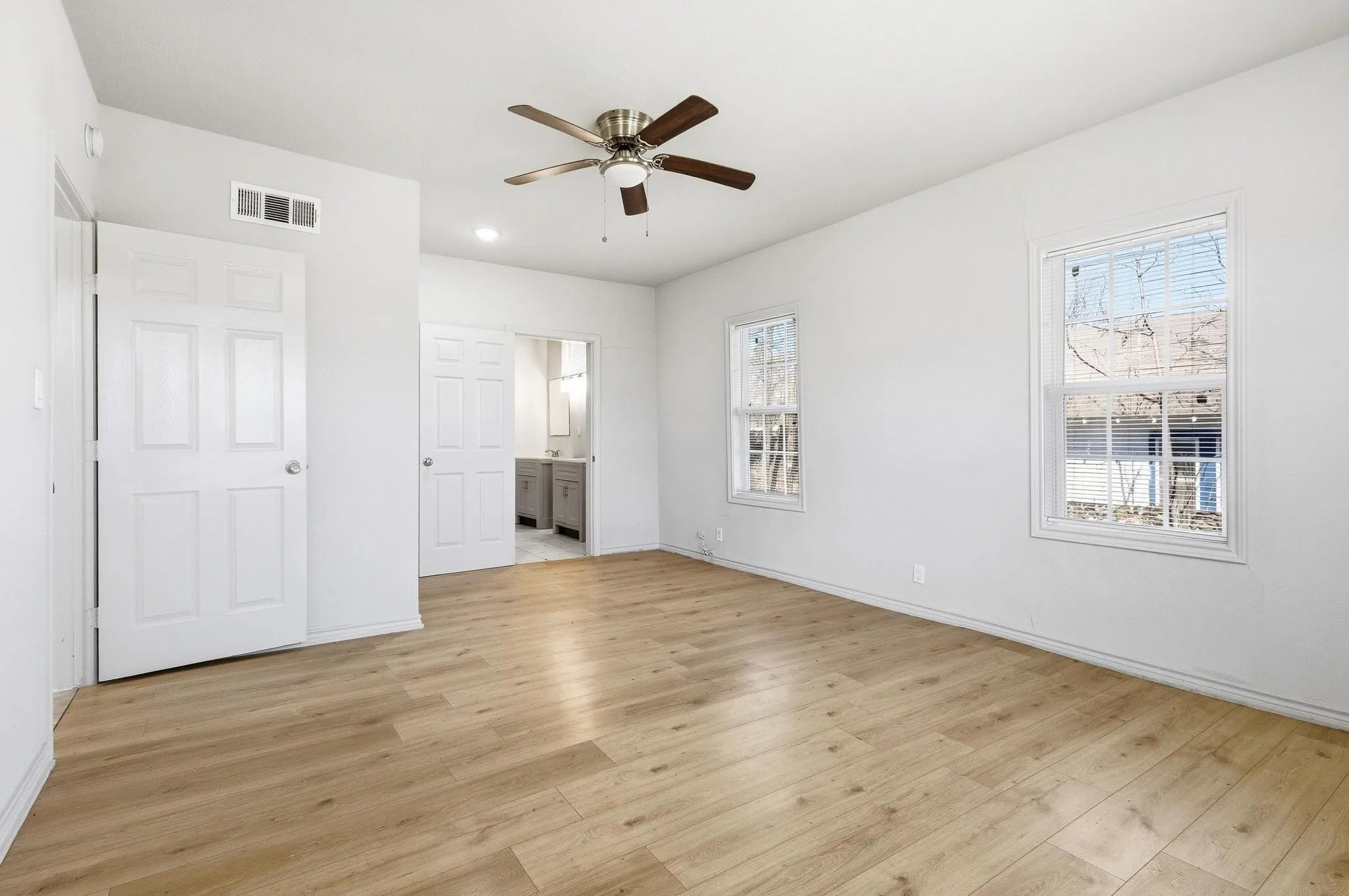 Single Family Residence For Sale in Grayson County , 709 N Chandler Avenue, Denison, Texas 75020, 4 Bedroom, 2 Bathroom, Garage spaces, 1,784 Sqft, built in 1940, mls#21376088, Real Estate Agent in Denison, Homes For Sale in Grayson county, Homes For Sale in Denison, Realtor in Denison Texas, Real Estate Brokerage Independent Realty Texas, Luminita Cordes Realtor
