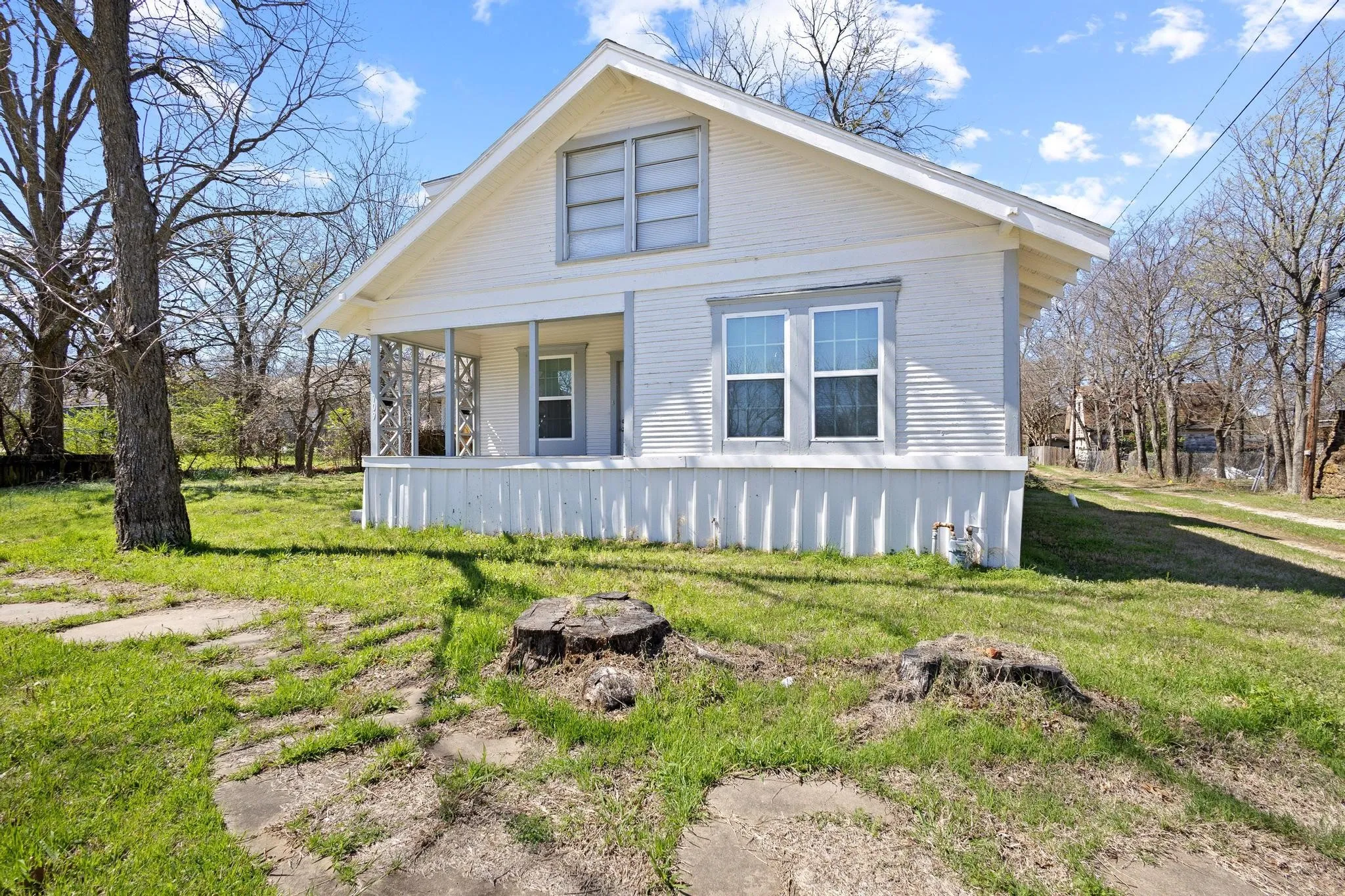 Single Family Residence For Sale in Grayson County , 709 N Chandler Avenue, Denison, Texas 75020, 4 Bedroom, 2 Bathroom, Garage spaces, 1,784 Sqft, built in 1940, mls#21376088, Real Estate Agent in Denison, Homes For Sale in Grayson county, Homes For Sale in Denison, Realtor in Denison Texas, Real Estate Brokerage Independent Realty Texas, Luminita Cordes Realtor