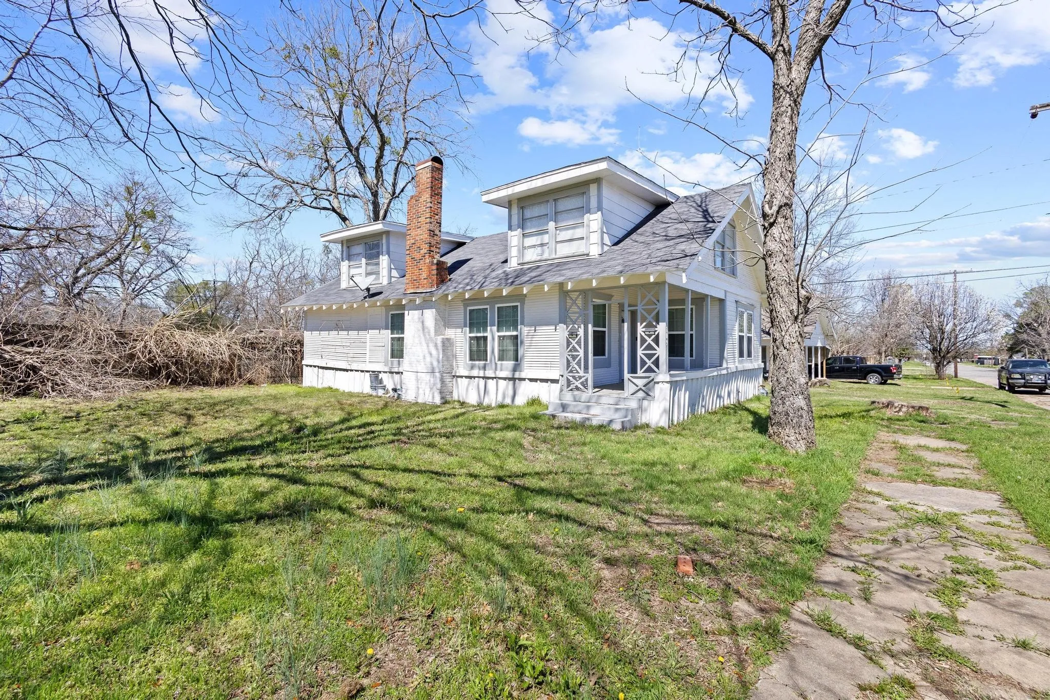 Single Family Residence For Sale in Grayson County , 709 N Chandler Avenue, Denison, Texas 75020, 4 Bedroom, 2 Bathroom, Garage spaces, 1,784 Sqft, built in 1940, mls#21376088, Real Estate Agent in Denison, Homes For Sale in Grayson county, Homes For Sale in Denison, Realtor in Denison Texas, Real Estate Brokerage Independent Realty Texas, Luminita Cordes Realtor