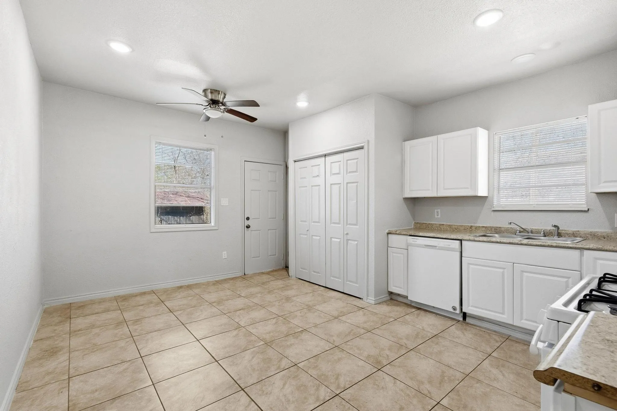 Single Family Residence For Sale in Grayson County , 709 N Chandler Avenue, Denison, Texas 75020, 4 Bedroom, 2 Bathroom, Garage spaces, 1,784 Sqft, built in 1940, mls#21376088, Real Estate Agent in Denison, Homes For Sale in Grayson county, Homes For Sale in Denison, Realtor in Denison Texas, Real Estate Brokerage Independent Realty Texas, Luminita Cordes Realtor