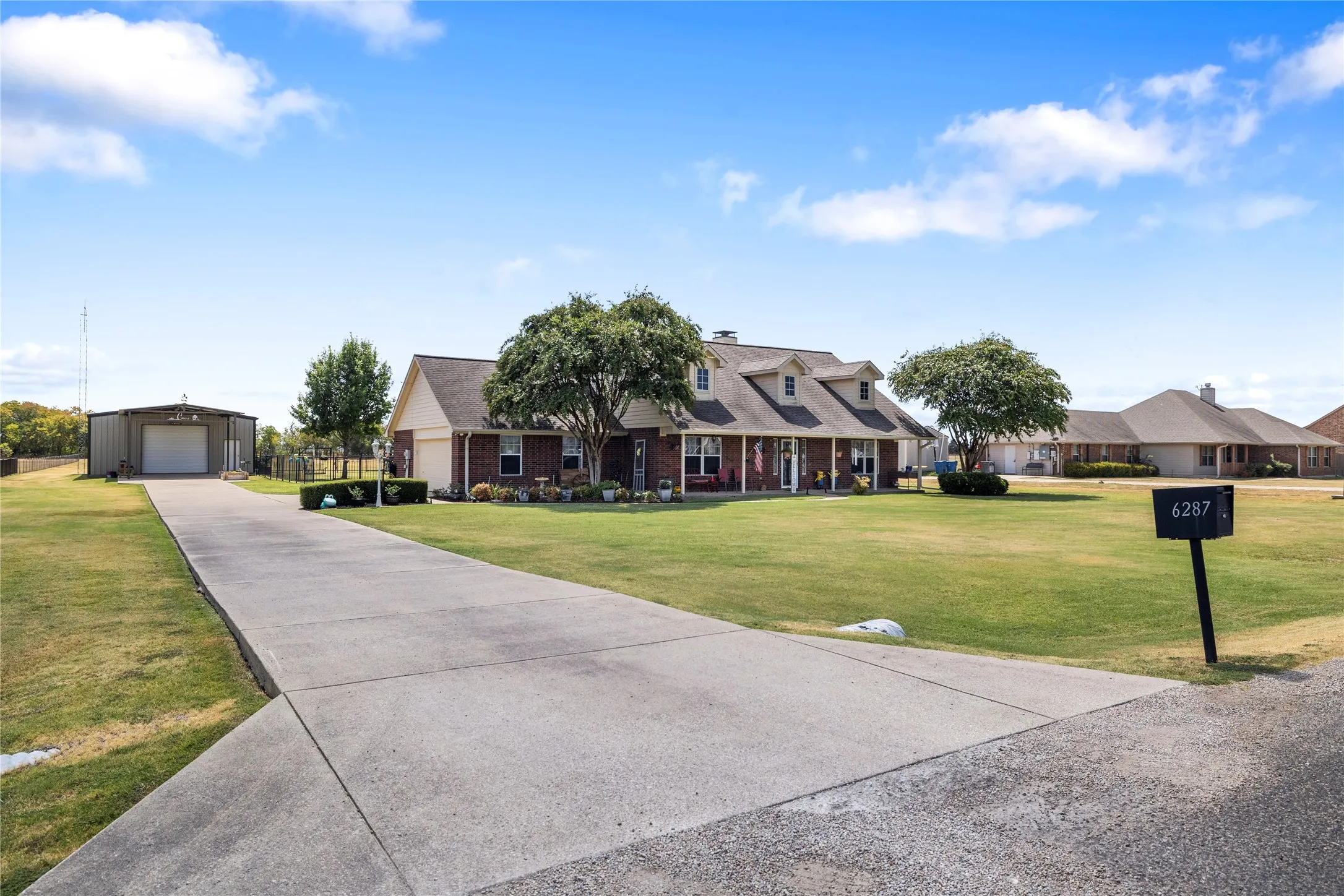 Single Family Residence For Sale in Hunt County , 6287 Bridle Trail, Caddo Mills, Texas 75135, 3 Bedroom, 2 Bathroom, 2 Garage spaces, 2,016 Sqft, built in 2006, mls#21375702, Real Estate Agent in Caddo Mills, Homes For Sale in Hunt county, Homes For Sale in Caddo Mills, Realtor in Caddo Mills Texas, Real Estate Brokerage Independent Realty Texas, Luminita Cordes Realtor