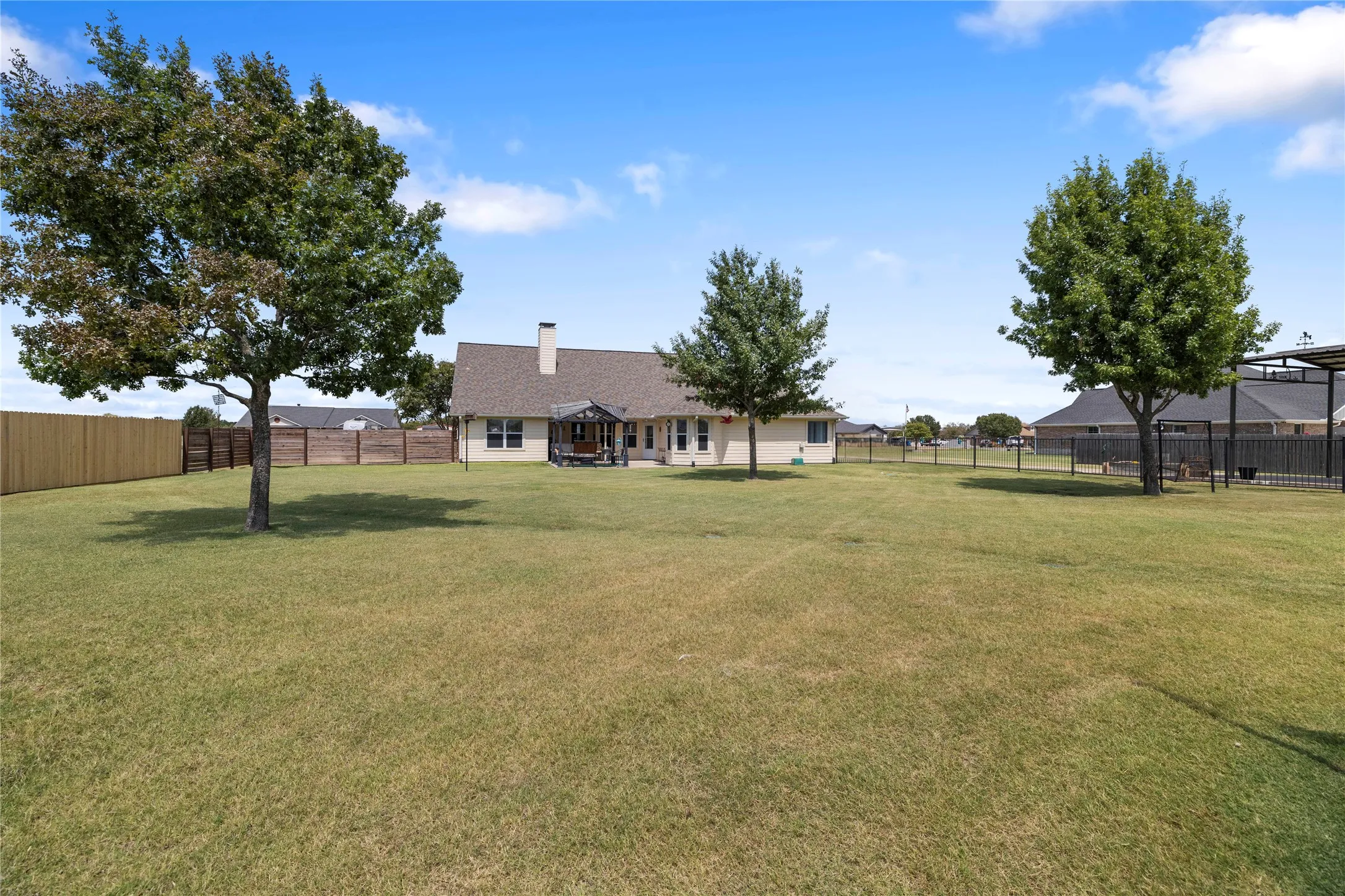 Single Family Residence For Sale in Hunt County , 6287 Bridle Trail, Caddo Mills, Texas 75135, 3 Bedroom, 2 Bathroom, 2 Garage spaces, 2,016 Sqft, built in 2006, mls#21375702, Real Estate Agent in Caddo Mills, Homes For Sale in Hunt county, Homes For Sale in Caddo Mills, Realtor in Caddo Mills Texas, Real Estate Brokerage Independent Realty Texas, Luminita Cordes Realtor