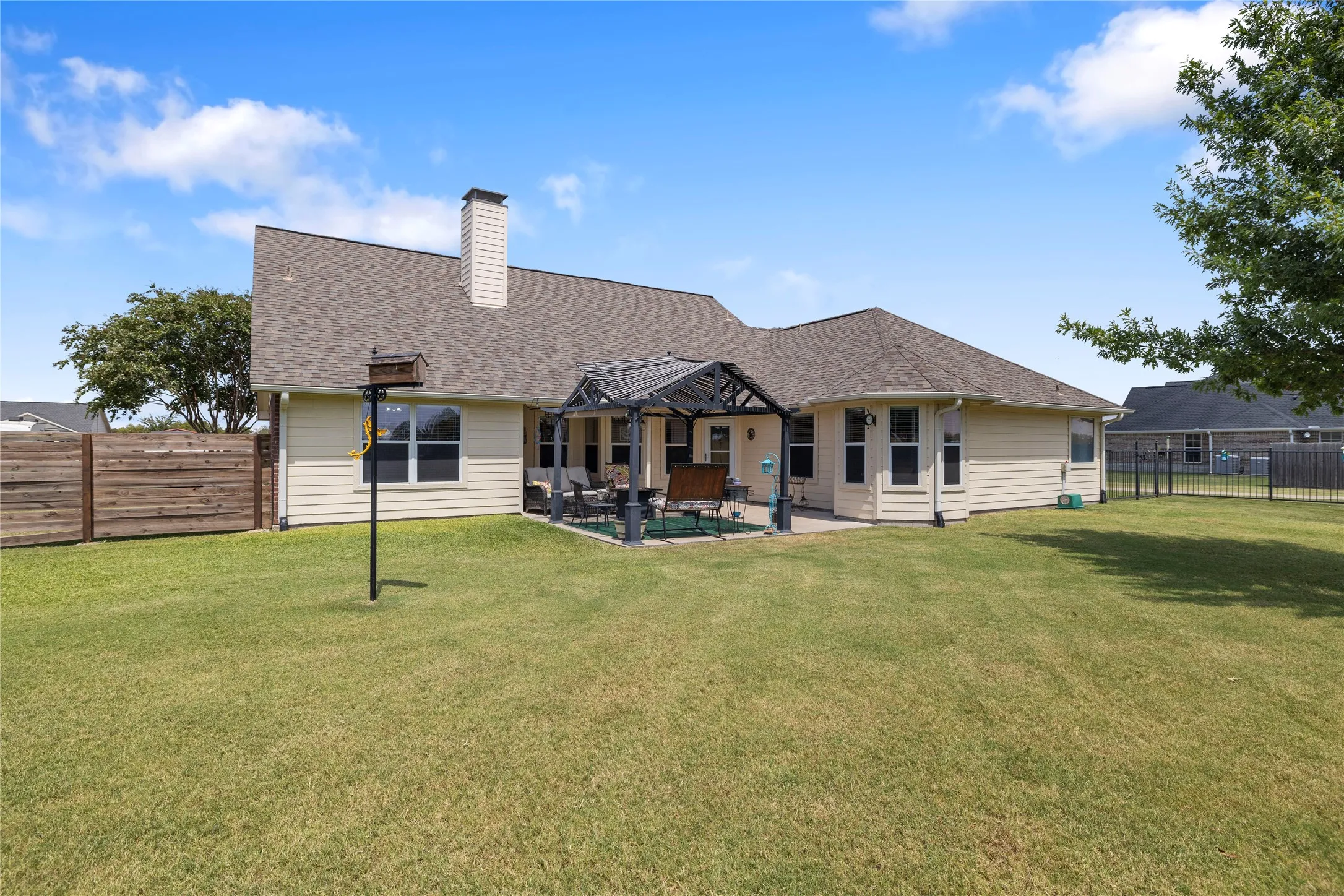Single Family Residence For Sale in Hunt County , 6287 Bridle Trail, Caddo Mills, Texas 75135, 3 Bedroom, 2 Bathroom, 2 Garage spaces, 2,016 Sqft, built in 2006, mls#21375702, Real Estate Agent in Caddo Mills, Homes For Sale in Hunt county, Homes For Sale in Caddo Mills, Realtor in Caddo Mills Texas, Real Estate Brokerage Independent Realty Texas, Luminita Cordes Realtor