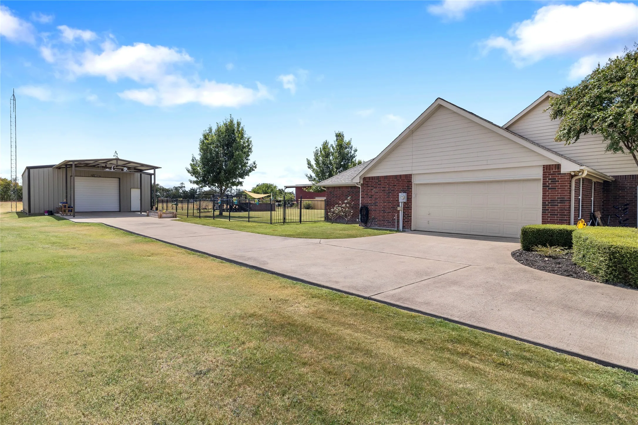 Single Family Residence For Sale in Hunt County , 6287 Bridle Trail, Caddo Mills, Texas 75135, 3 Bedroom, 2 Bathroom, 2 Garage spaces, 2,016 Sqft, built in 2006, mls#21375702, Real Estate Agent in Caddo Mills, Homes For Sale in Hunt county, Homes For Sale in Caddo Mills, Realtor in Caddo Mills Texas, Real Estate Brokerage Independent Realty Texas, Luminita Cordes Realtor