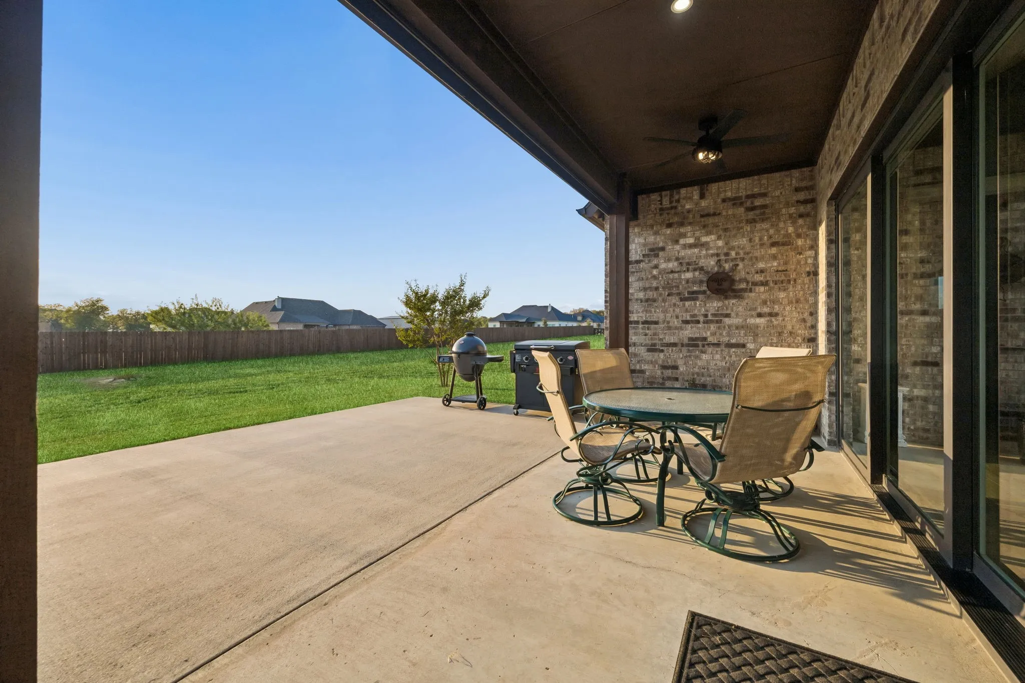 Single Family Residence For Sale in Denton County , 5008 Crown Court, Sanger, Texas 76266, 3 Bedroom, 3 Bathroom, 2 Garage spaces, 2,432 Sqft, built in 2021, mls#21370990, Real Estate Agent in Sanger, Homes For Sale in Denton county, Homes For Sale in Sanger, Realtor in Sanger Texas, Real Estate Brokerage Independent Realty Texas, Luminita Cordes Realtor