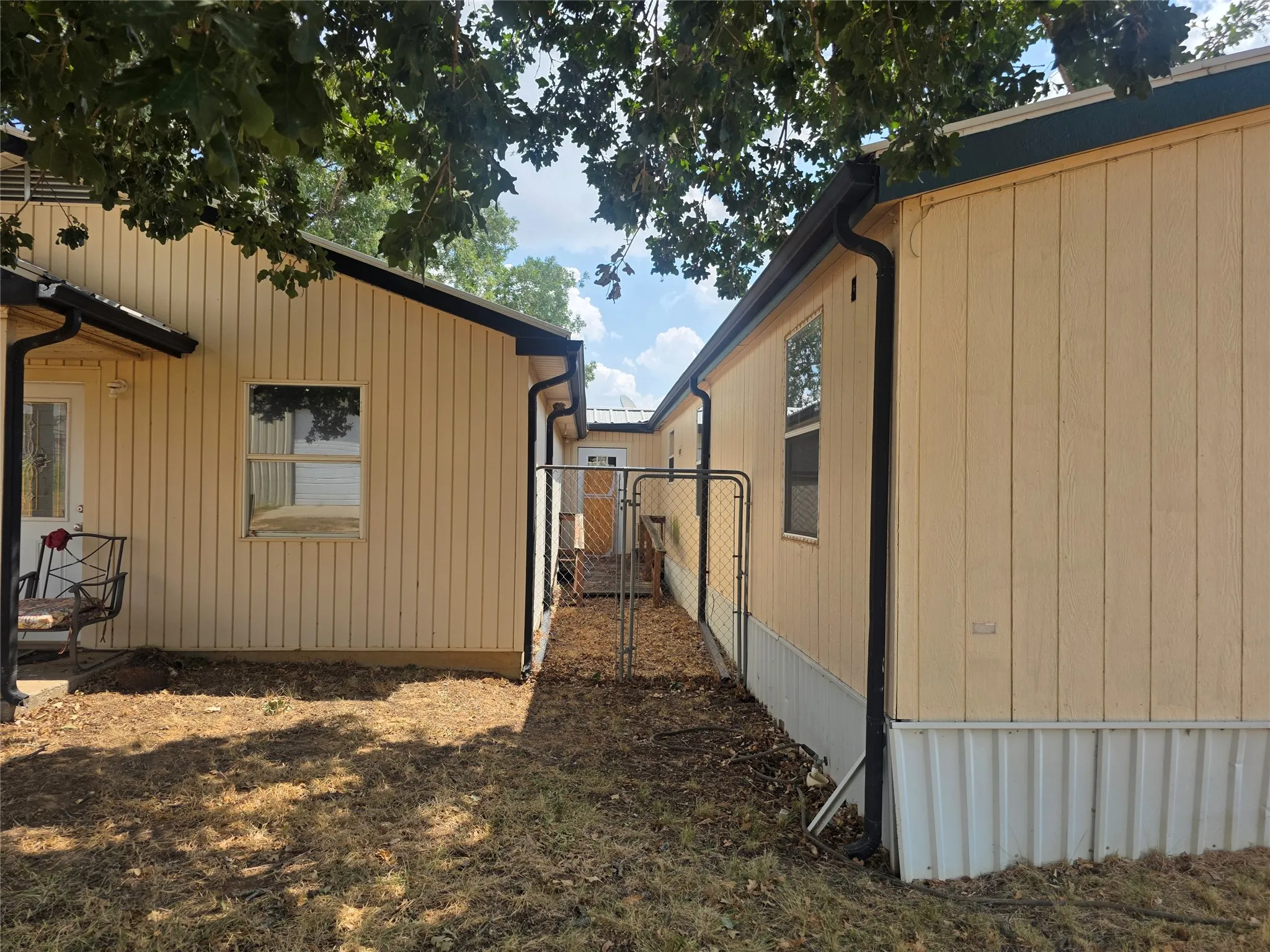 Mobile Home For Sale in Montague County , 1219 FM 2583, Bowie, Texas 76230, 3 Bedroom, 2 Bathroom, Garage spaces, 1,500 Sqft, built in 1980, mls#21376038, Real Estate Agent in Bowie, Homes For Sale in Montague county, Homes For Sale in Bowie, Realtor in Bowie Texas, Real Estate Brokerage Independent Realty Texas, Luminita Cordes Realtor