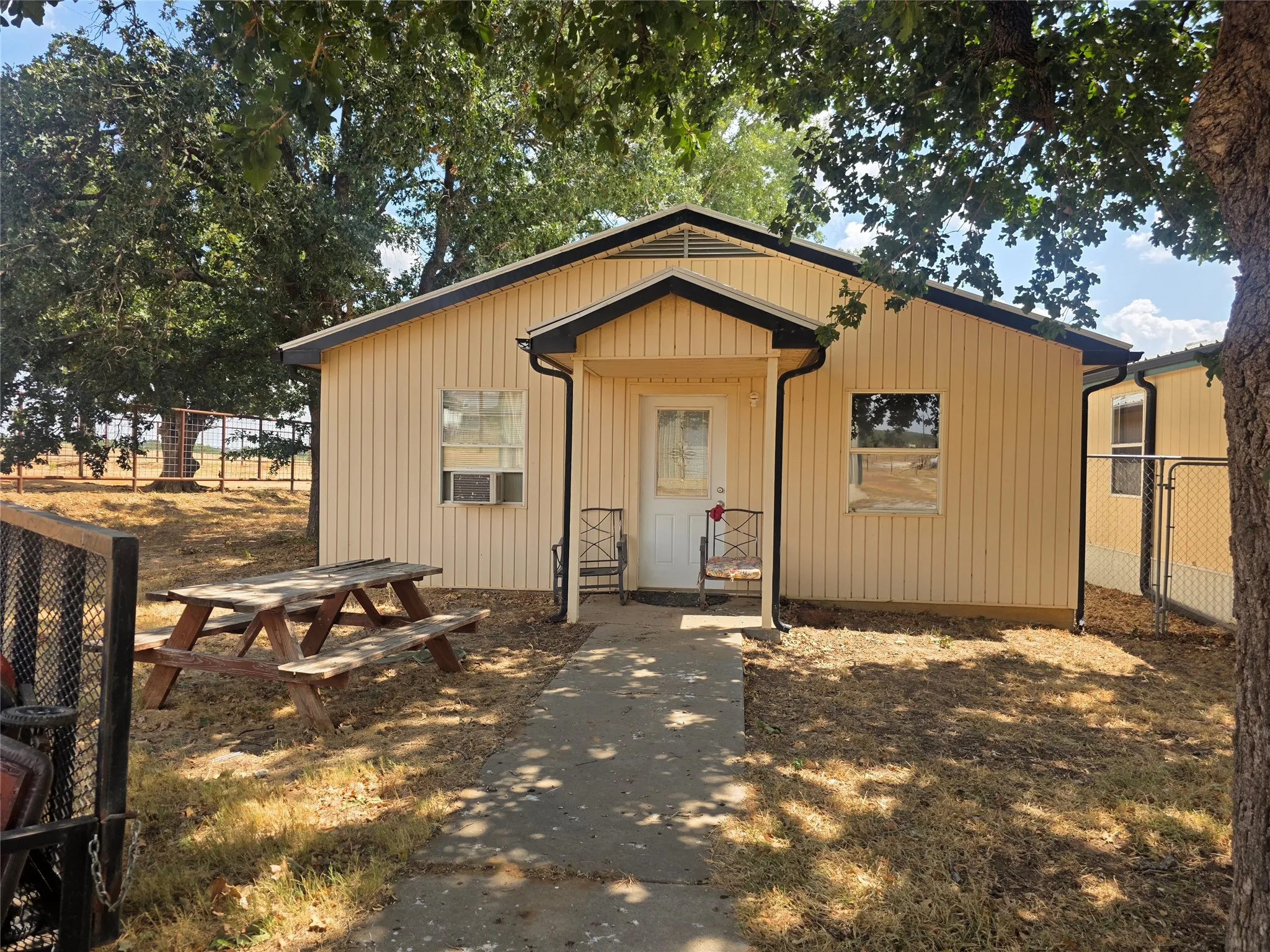 Mobile Home For Sale in Montague County , 1219 FM 2583, Bowie, Texas 76230, 3 Bedroom, 2 Bathroom, Garage spaces, 1,500 Sqft, built in 1980, mls#21376038, Real Estate Agent in Bowie, Homes For Sale in Montague county, Homes For Sale in Bowie, Realtor in Bowie Texas, Real Estate Brokerage Independent Realty Texas, Luminita Cordes Realtor