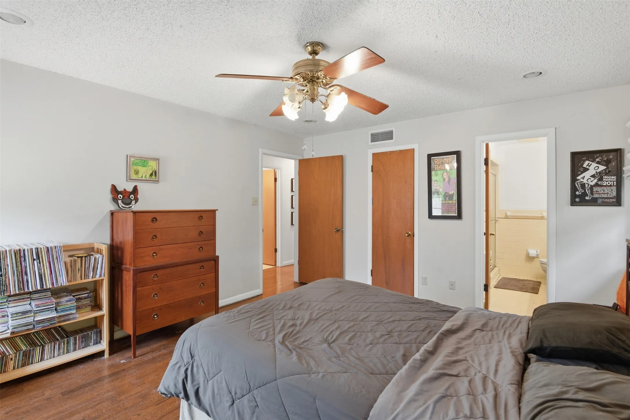 Single Family Residence For Sale in Dallas County , 1545 W Pentagon Parkway, Dallas, Texas 75224, 3 Bedroom, 2 Bathroom, 2 Garage spaces, 1,620 Sqft, built in 1960, mls#21374286, Real Estate Agent in Dallas, Homes For Sale in Dallas county, Homes For Sale in Dallas, Realtor in Dallas Texas, Real Estate Brokerage Independent Realty Texas, Luminita Cordes Realtor