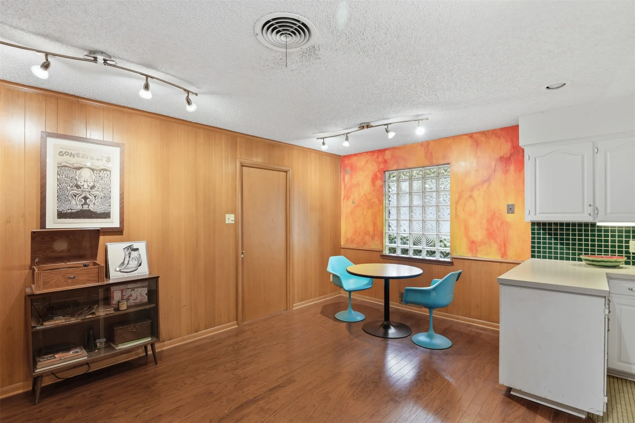 Single Family Residence For Sale in Dallas County , 1545 W Pentagon Parkway, Dallas, Texas 75224, 3 Bedroom, 2 Bathroom, 2 Garage spaces, 1,620 Sqft, built in 1960, mls#21374286, Real Estate Agent in Dallas, Homes For Sale in Dallas county, Homes For Sale in Dallas, Realtor in Dallas Texas, Real Estate Brokerage Independent Realty Texas, Luminita Cordes Realtor