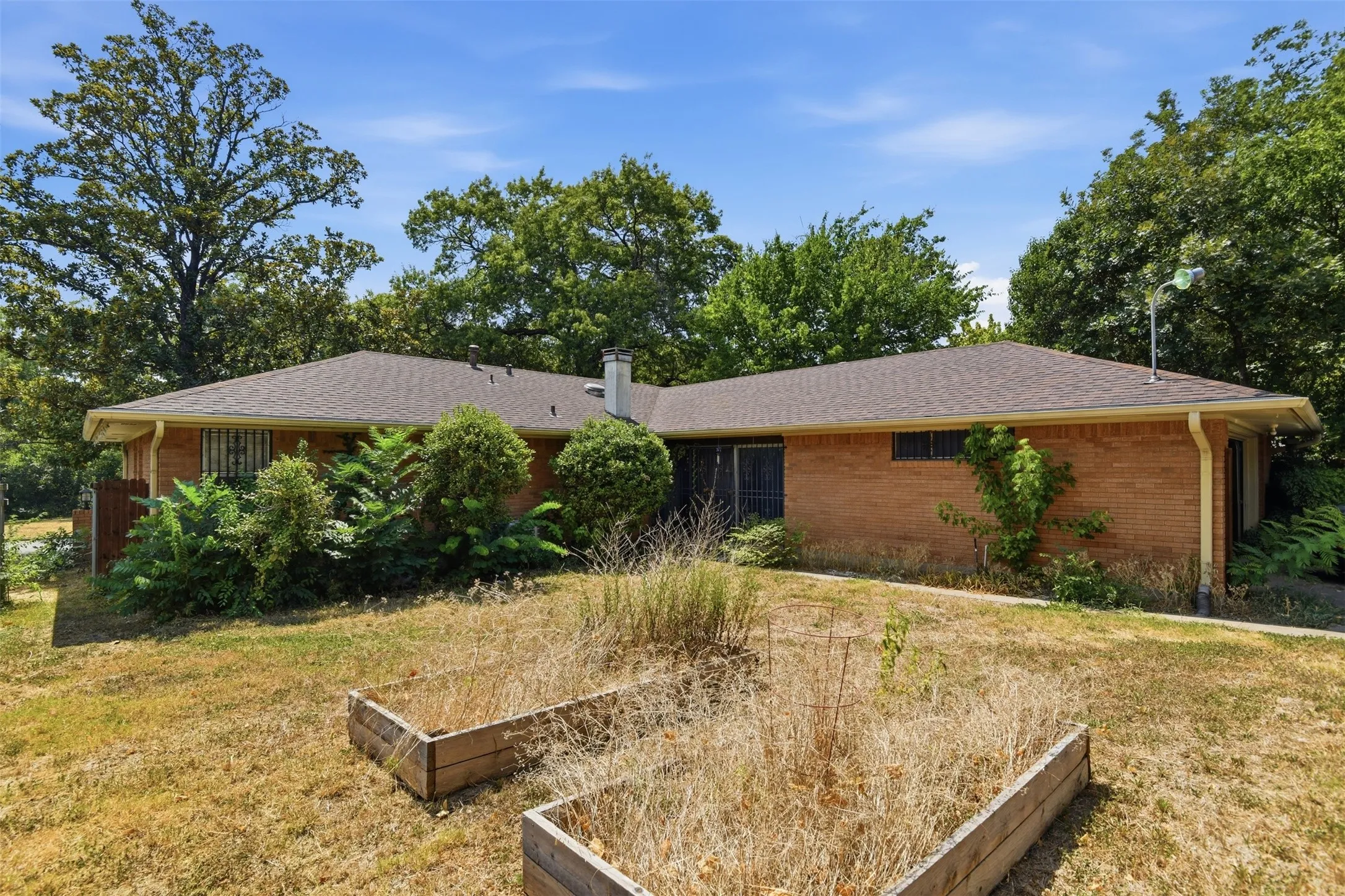Single Family Residence For Sale in Dallas County , 1545 W Pentagon Parkway, Dallas, Texas 75224, 3 Bedroom, 2 Bathroom, 2 Garage spaces, 1,620 Sqft, built in 1960, mls#21374286, Real Estate Agent in Dallas, Homes For Sale in Dallas county, Homes For Sale in Dallas, Realtor in Dallas Texas, Real Estate Brokerage Independent Realty Texas, Luminita Cordes Realtor
