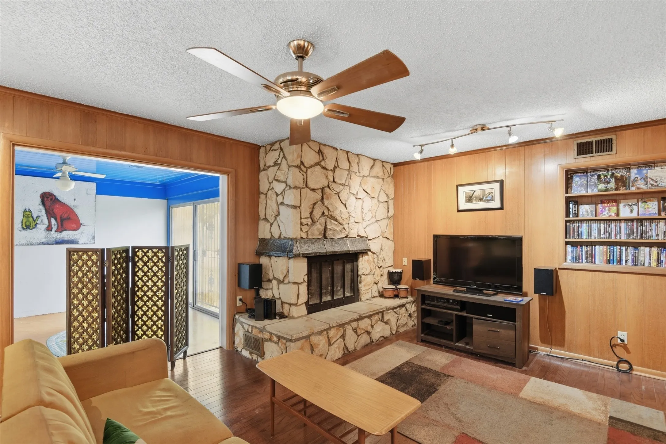 Single Family Residence For Sale in Dallas County , 1545 W Pentagon Parkway, Dallas, Texas 75224, 3 Bedroom, 2 Bathroom, 2 Garage spaces, 1,620 Sqft, built in 1960, mls#21374286, Real Estate Agent in Dallas, Homes For Sale in Dallas county, Homes For Sale in Dallas, Realtor in Dallas Texas, Real Estate Brokerage Independent Realty Texas, Luminita Cordes Realtor