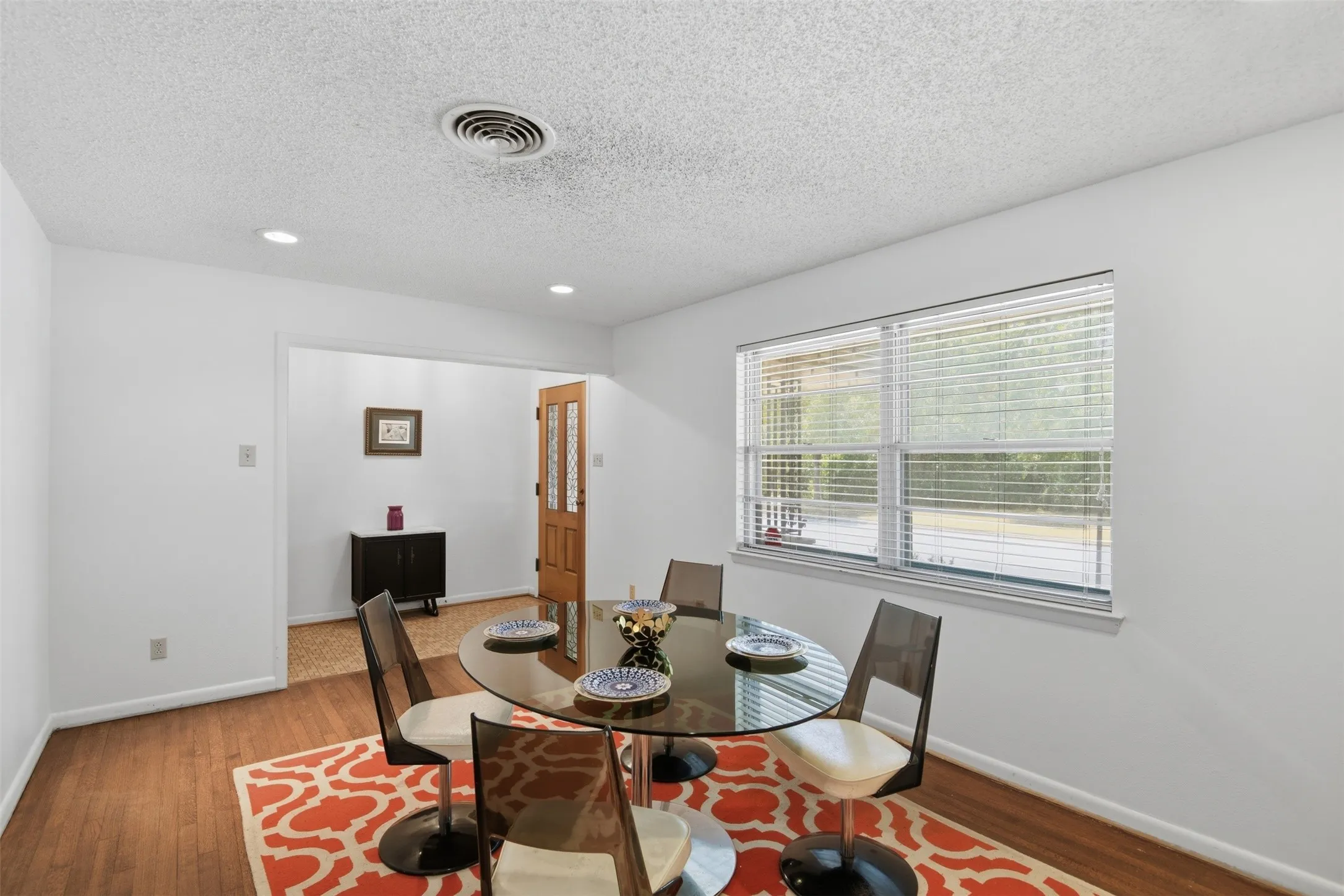 Single Family Residence For Sale in Dallas County , 1545 W Pentagon Parkway, Dallas, Texas 75224, 3 Bedroom, 2 Bathroom, 2 Garage spaces, 1,620 Sqft, built in 1960, mls#21374286, Real Estate Agent in Dallas, Homes For Sale in Dallas county, Homes For Sale in Dallas, Realtor in Dallas Texas, Real Estate Brokerage Independent Realty Texas, Luminita Cordes Realtor