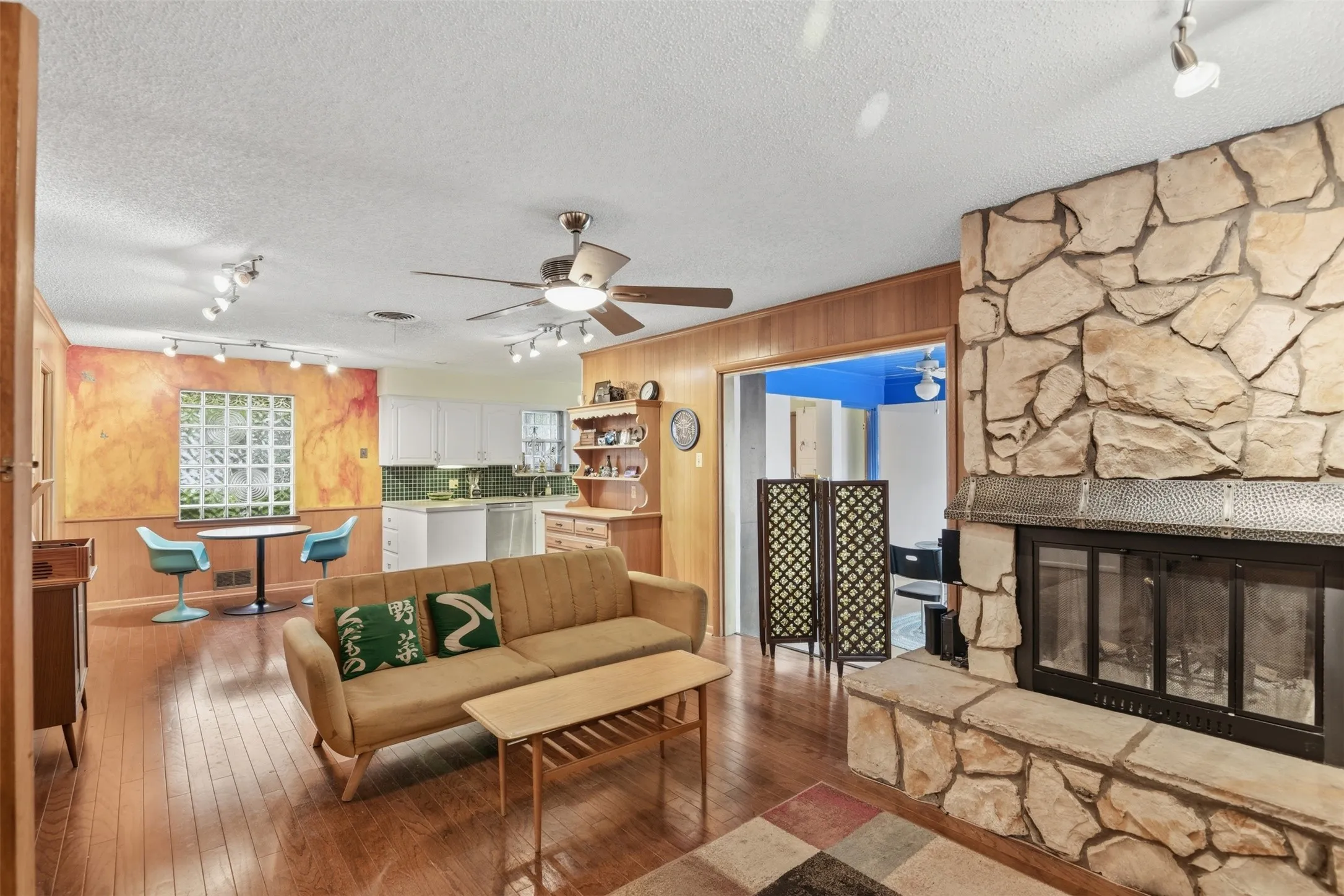 Single Family Residence For Sale in Dallas County , 1545 W Pentagon Parkway, Dallas, Texas 75224, 3 Bedroom, 2 Bathroom, 2 Garage spaces, 1,620 Sqft, built in 1960, mls#21374286, Real Estate Agent in Dallas, Homes For Sale in Dallas county, Homes For Sale in Dallas, Realtor in Dallas Texas, Real Estate Brokerage Independent Realty Texas, Luminita Cordes Realtor