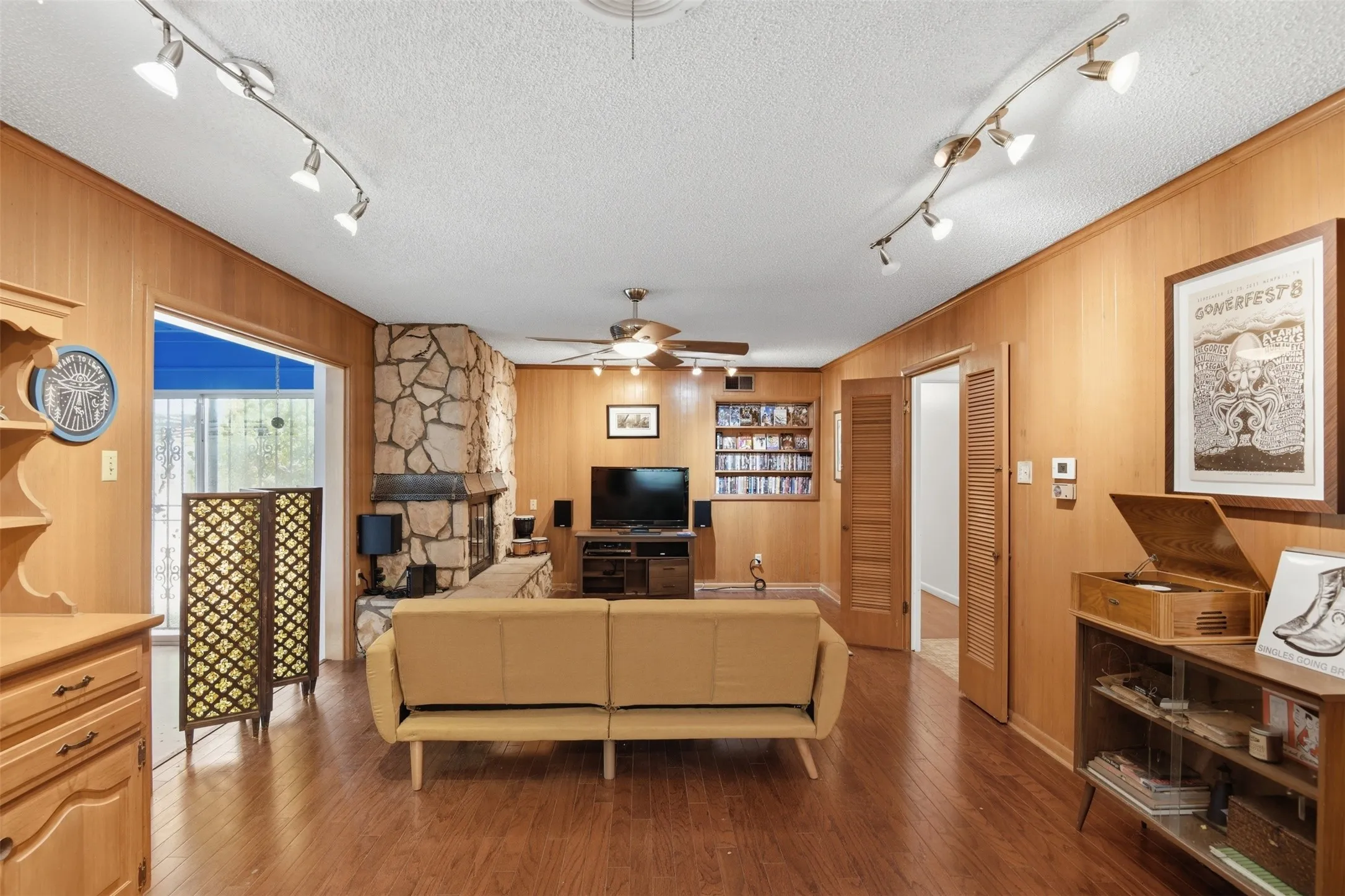 Single Family Residence For Sale in Dallas County , 1545 W Pentagon Parkway, Dallas, Texas 75224, 3 Bedroom, 2 Bathroom, 2 Garage spaces, 1,620 Sqft, built in 1960, mls#21374286, Real Estate Agent in Dallas, Homes For Sale in Dallas county, Homes For Sale in Dallas, Realtor in Dallas Texas, Real Estate Brokerage Independent Realty Texas, Luminita Cordes Realtor