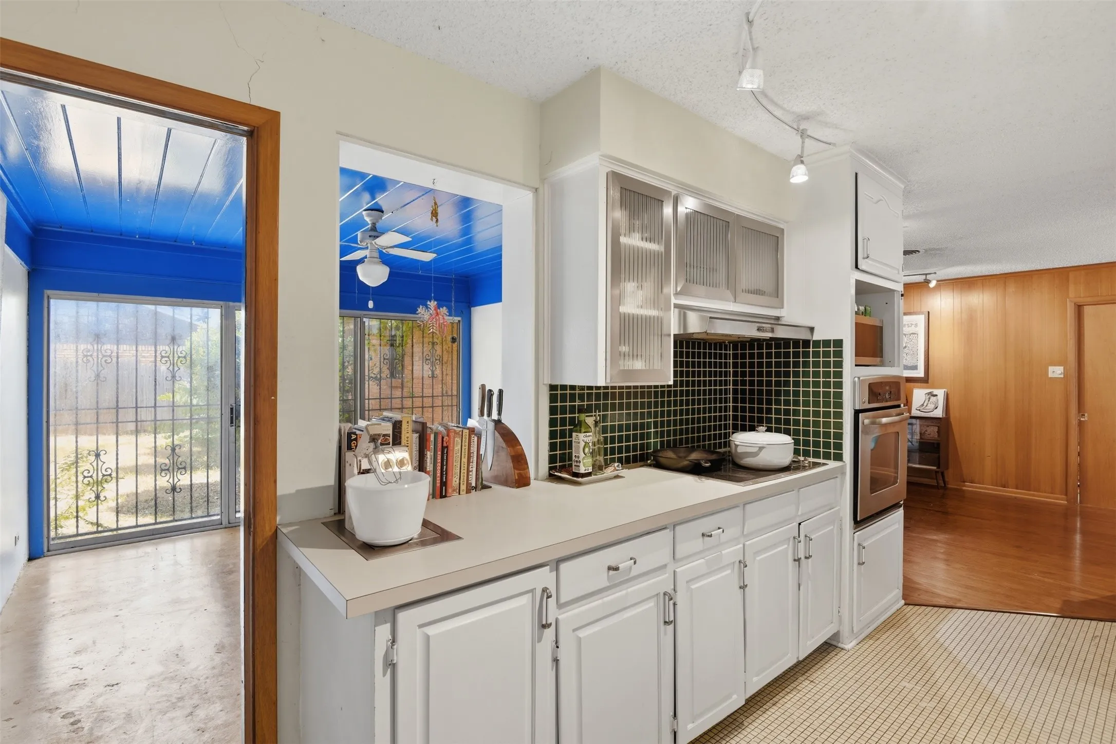 Single Family Residence For Sale in Dallas County , 1545 W Pentagon Parkway, Dallas, Texas 75224, 3 Bedroom, 2 Bathroom, 2 Garage spaces, 1,620 Sqft, built in 1960, mls#21374286, Real Estate Agent in Dallas, Homes For Sale in Dallas county, Homes For Sale in Dallas, Realtor in Dallas Texas, Real Estate Brokerage Independent Realty Texas, Luminita Cordes Realtor