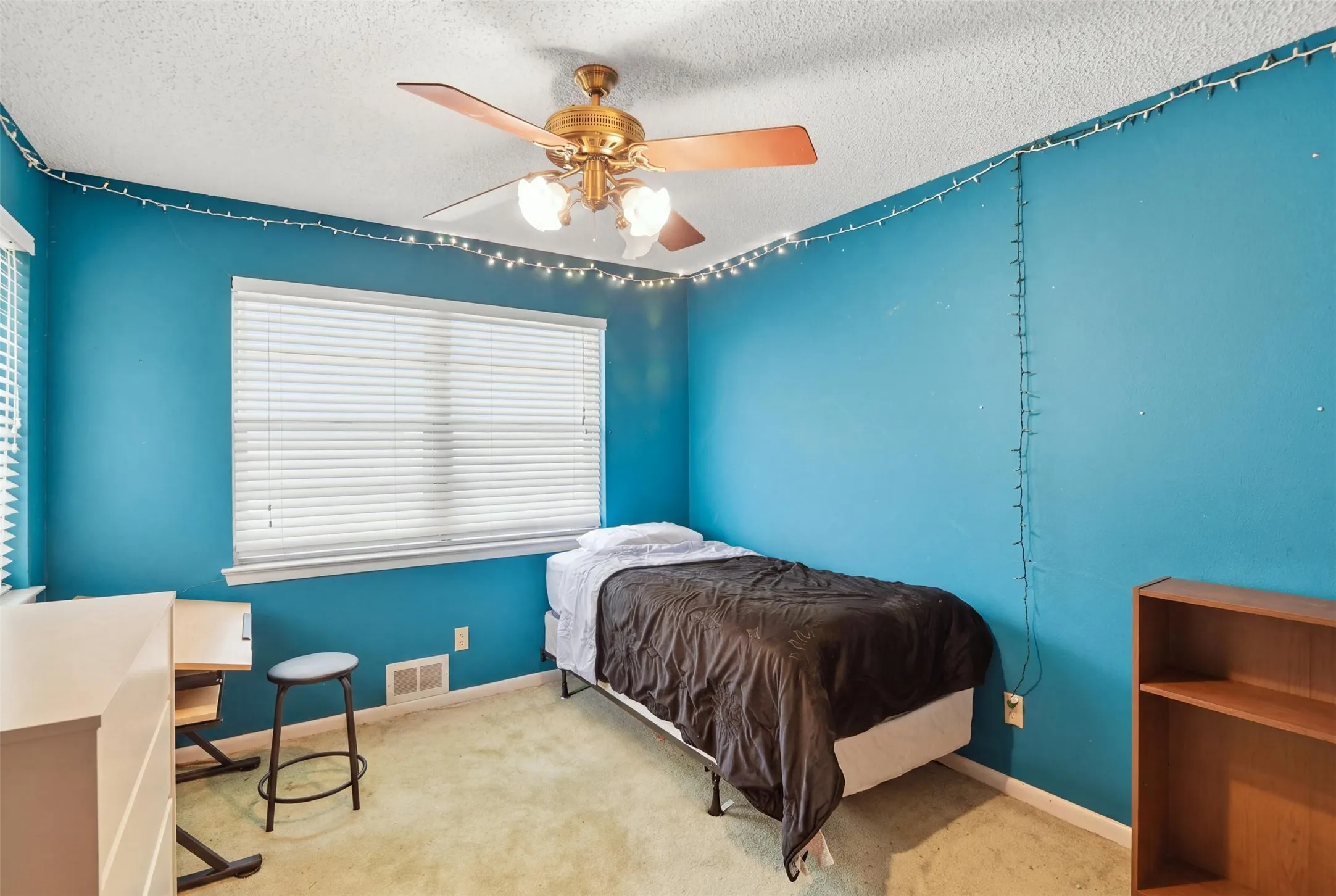 Single Family Residence For Sale in Dallas County , 1545 W Pentagon Parkway, Dallas, Texas 75224, 3 Bedroom, 2 Bathroom, 2 Garage spaces, 1,620 Sqft, built in 1960, mls#21374286, Real Estate Agent in Dallas, Homes For Sale in Dallas county, Homes For Sale in Dallas, Realtor in Dallas Texas, Real Estate Brokerage Independent Realty Texas, Luminita Cordes Realtor