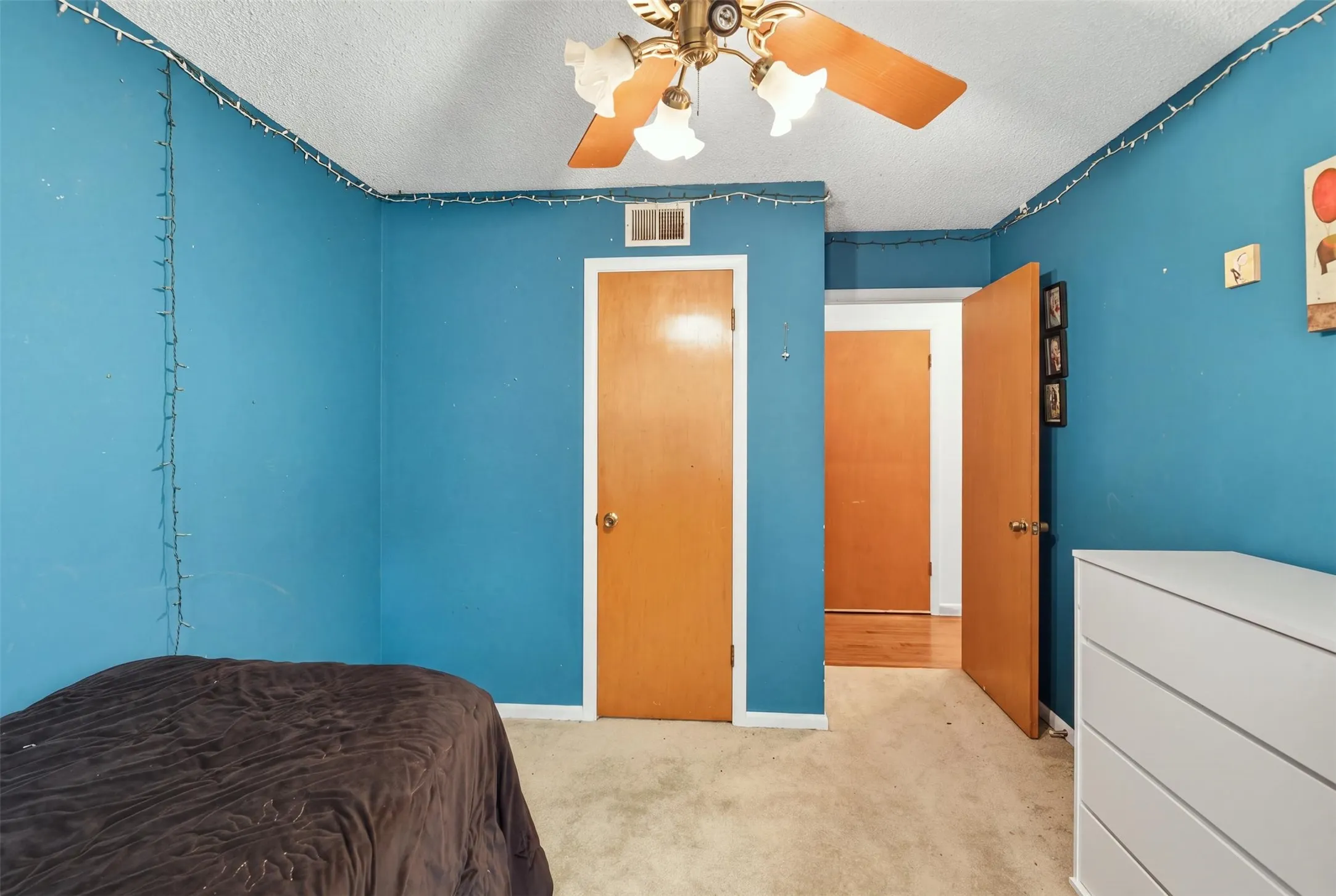 Single Family Residence For Sale in Dallas County , 1545 W Pentagon Parkway, Dallas, Texas 75224, 3 Bedroom, 2 Bathroom, 2 Garage spaces, 1,620 Sqft, built in 1960, mls#21374286, Real Estate Agent in Dallas, Homes For Sale in Dallas county, Homes For Sale in Dallas, Realtor in Dallas Texas, Real Estate Brokerage Independent Realty Texas, Luminita Cordes Realtor