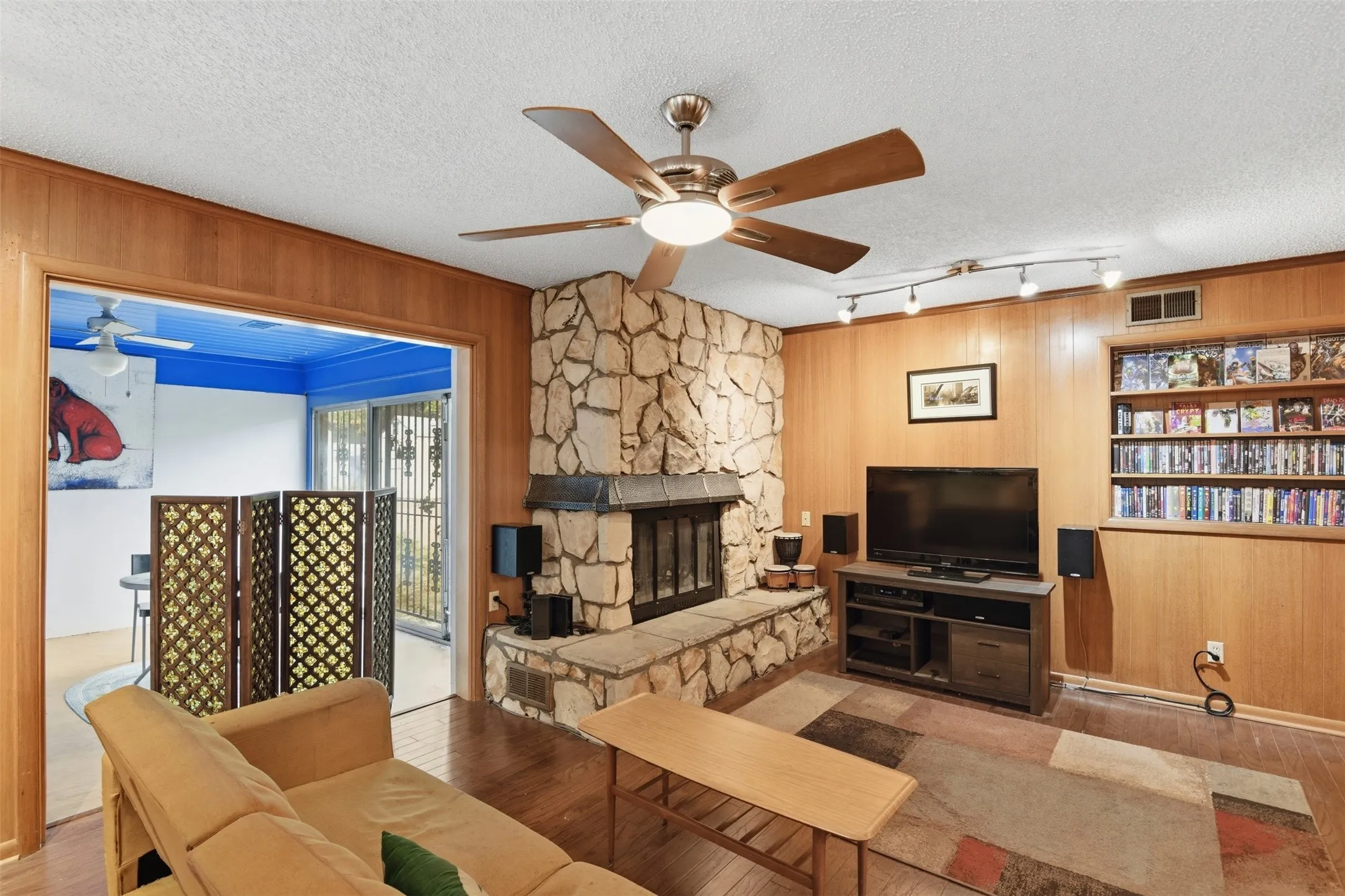 Single Family Residence For Sale in Dallas County , 1545 W Pentagon Parkway, Dallas, Texas 75224, 3 Bedroom, 2 Bathroom, 2 Garage spaces, 1,620 Sqft, built in 1960, mls#21374286, Real Estate Agent in Dallas, Homes For Sale in Dallas county, Homes For Sale in Dallas, Realtor in Dallas Texas, Real Estate Brokerage Independent Realty Texas, Luminita Cordes Realtor
