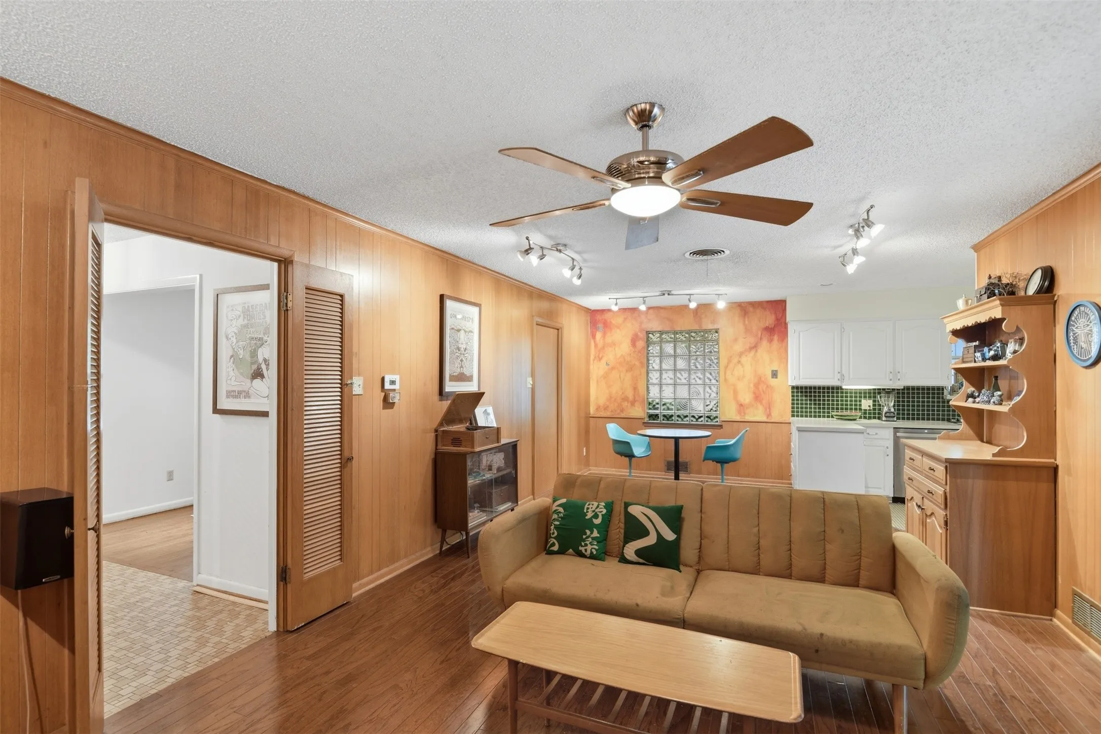 Single Family Residence For Sale in Dallas County , 1545 W Pentagon Parkway, Dallas, Texas 75224, 3 Bedroom, 2 Bathroom, 2 Garage spaces, 1,620 Sqft, built in 1960, mls#21374286, Real Estate Agent in Dallas, Homes For Sale in Dallas county, Homes For Sale in Dallas, Realtor in Dallas Texas, Real Estate Brokerage Independent Realty Texas, Luminita Cordes Realtor
