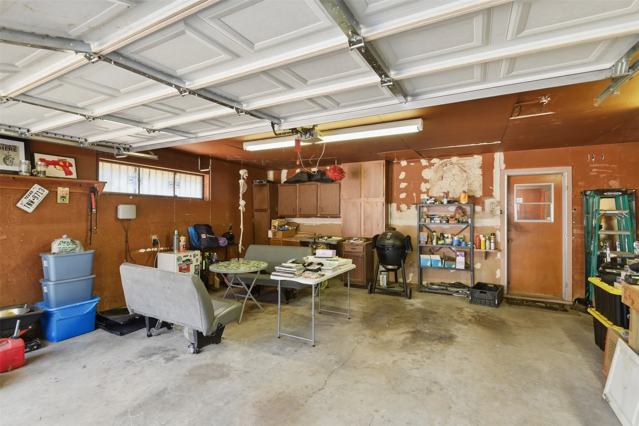 Single Family Residence For Sale in Dallas County , 1545 W Pentagon Parkway, Dallas, Texas 75224, 3 Bedroom, 2 Bathroom, 2 Garage spaces, 1,620 Sqft, built in 1960, mls#21374286, Real Estate Agent in Dallas, Homes For Sale in Dallas county, Homes For Sale in Dallas, Realtor in Dallas Texas, Real Estate Brokerage Independent Realty Texas, Luminita Cordes Realtor