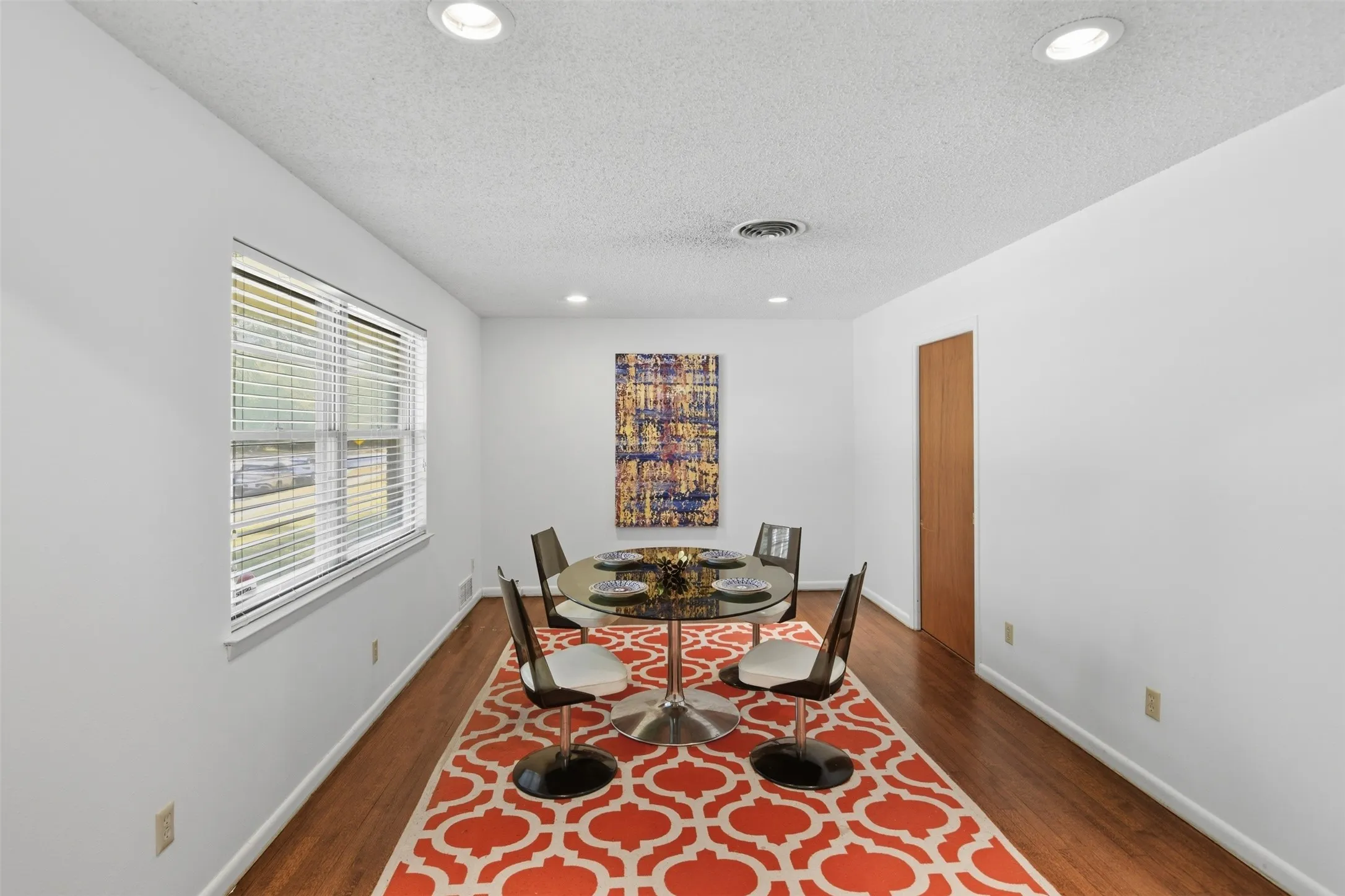 Single Family Residence For Sale in Dallas County , 1545 W Pentagon Parkway, Dallas, Texas 75224, 3 Bedroom, 2 Bathroom, 2 Garage spaces, 1,620 Sqft, built in 1960, mls#21374286, Real Estate Agent in Dallas, Homes For Sale in Dallas county, Homes For Sale in Dallas, Realtor in Dallas Texas, Real Estate Brokerage Independent Realty Texas, Luminita Cordes Realtor