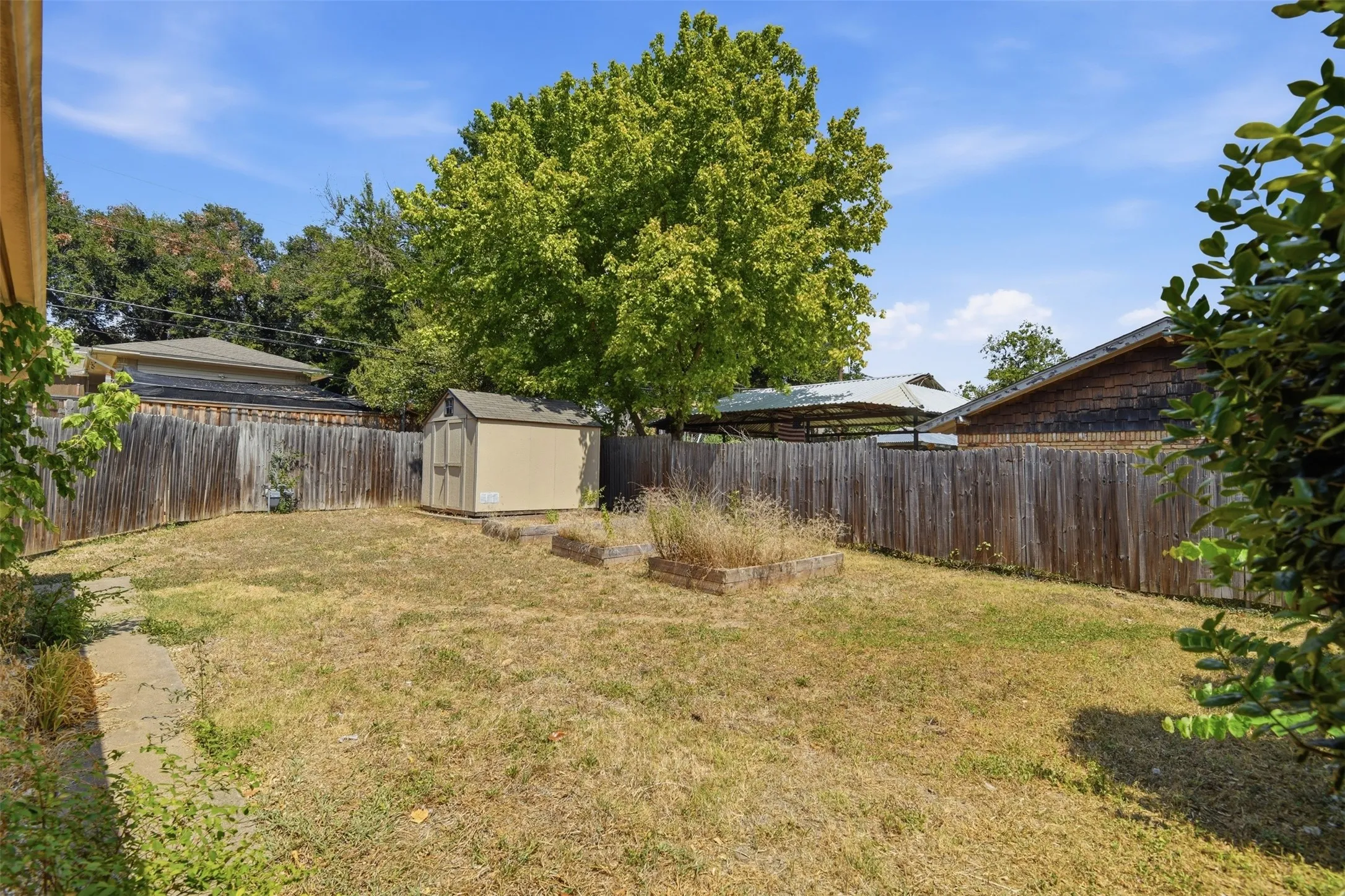 Single Family Residence For Sale in Dallas County , 1545 W Pentagon Parkway, Dallas, Texas 75224, 3 Bedroom, 2 Bathroom, 2 Garage spaces, 1,620 Sqft, built in 1960, mls#21374286, Real Estate Agent in Dallas, Homes For Sale in Dallas county, Homes For Sale in Dallas, Realtor in Dallas Texas, Real Estate Brokerage Independent Realty Texas, Luminita Cordes Realtor