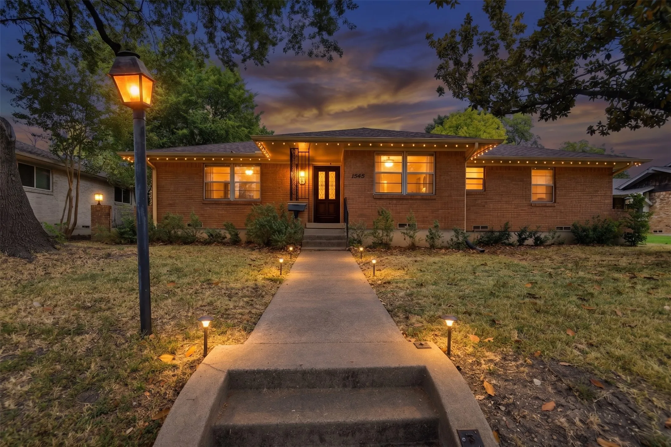 Single Family Residence For Sale in Dallas County , 1545 W Pentagon Parkway, Dallas, Texas 75224, 3 Bedroom, 2 Bathroom, 2 Garage spaces, 1,620 Sqft, built in 1960, mls#21374286, Real Estate Agent in Dallas, Homes For Sale in Dallas county, Homes For Sale in Dallas, Realtor in Dallas Texas, Real Estate Brokerage Independent Realty Texas, Luminita Cordes Realtor