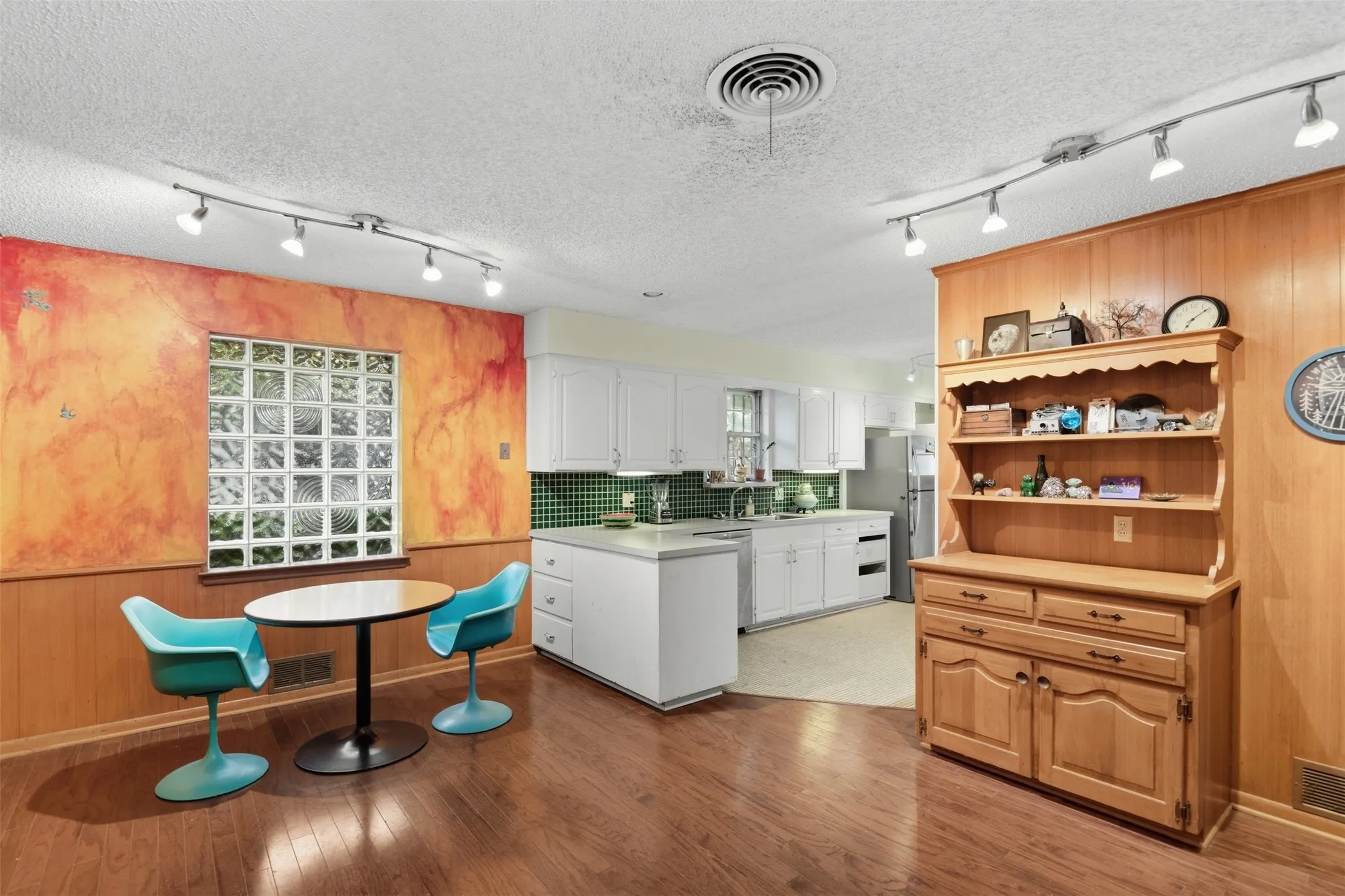 Single Family Residence For Sale in Dallas County , 1545 W Pentagon Parkway, Dallas, Texas 75224, 3 Bedroom, 2 Bathroom, 2 Garage spaces, 1,620 Sqft, built in 1960, mls#21374286, Real Estate Agent in Dallas, Homes For Sale in Dallas county, Homes For Sale in Dallas, Realtor in Dallas Texas, Real Estate Brokerage Independent Realty Texas, Luminita Cordes Realtor