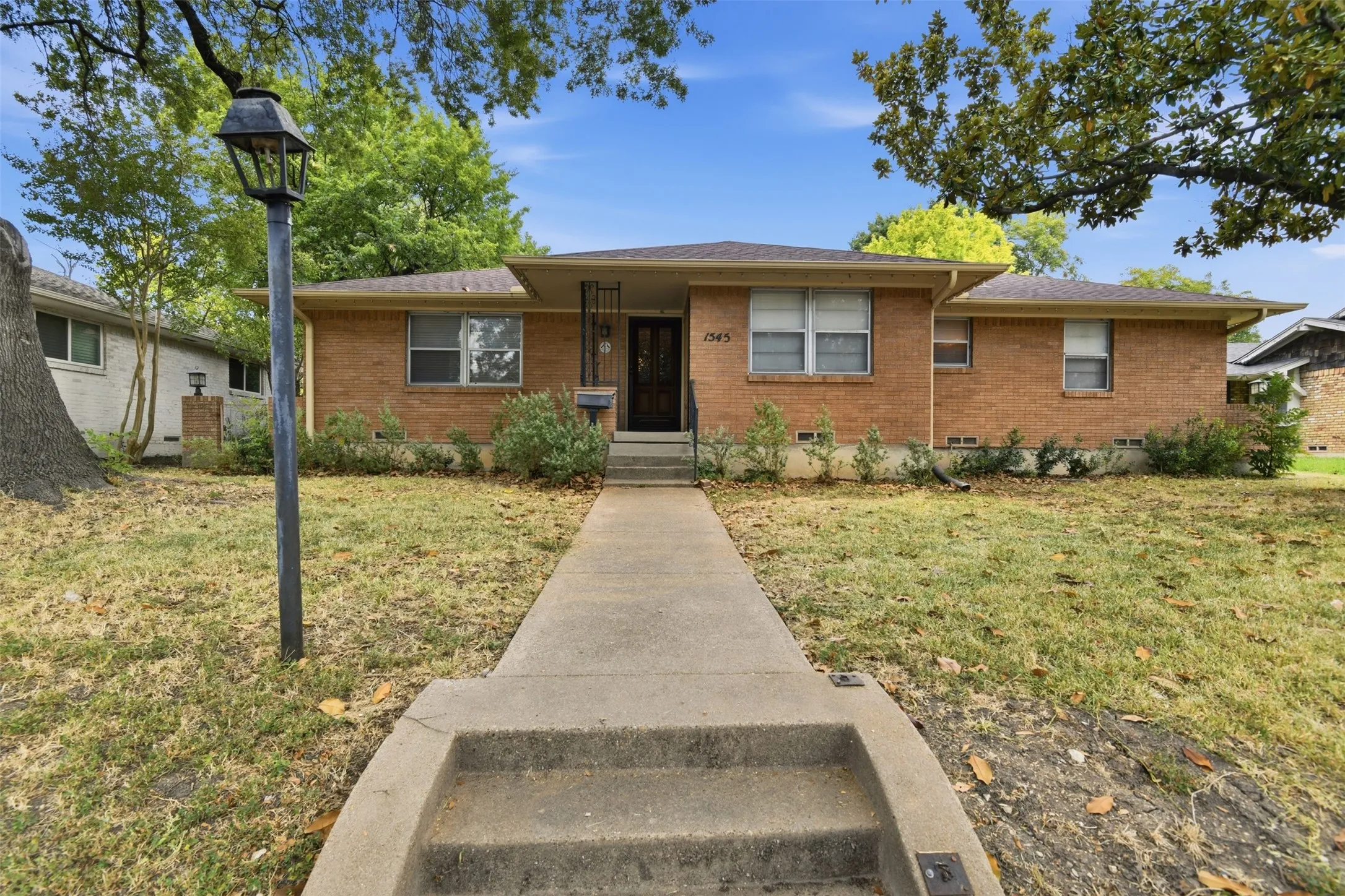 Single Family Residence For Sale in Dallas County , 1545 W Pentagon Parkway, Dallas, Texas 75224, 3 Bedroom, 2 Bathroom, 2 Garage spaces, 1,620 Sqft, built in 1960, mls#21374286, Real Estate Agent in Dallas, Homes For Sale in Dallas county, Homes For Sale in Dallas, Realtor in Dallas Texas, Real Estate Brokerage Independent Realty Texas, Luminita Cordes Realtor