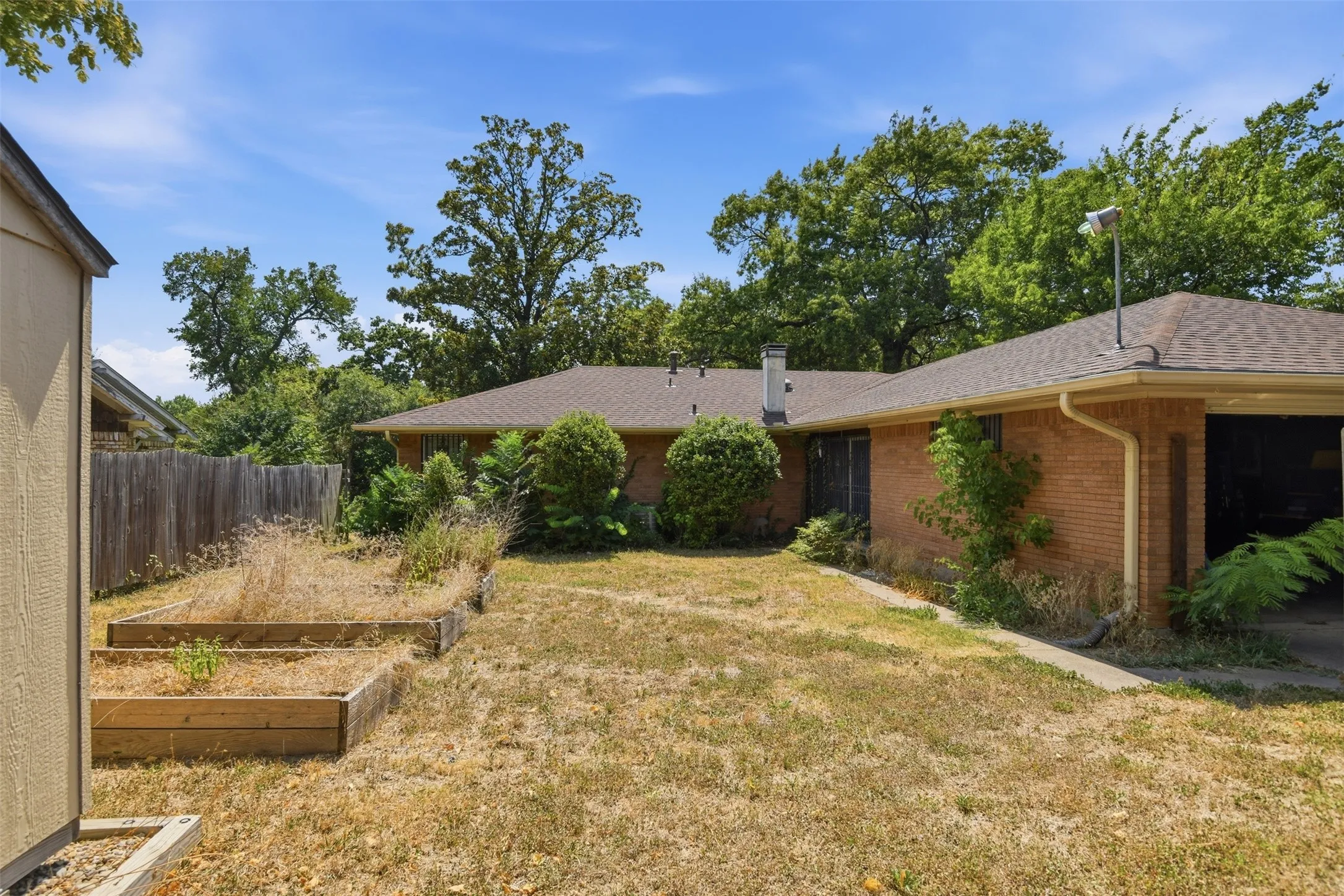 Single Family Residence For Sale in Dallas County , 1545 W Pentagon Parkway, Dallas, Texas 75224, 3 Bedroom, 2 Bathroom, 2 Garage spaces, 1,620 Sqft, built in 1960, mls#21374286, Real Estate Agent in Dallas, Homes For Sale in Dallas county, Homes For Sale in Dallas, Realtor in Dallas Texas, Real Estate Brokerage Independent Realty Texas, Luminita Cordes Realtor