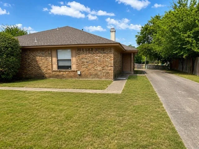 Duplex For Rent in Tarrant County , 1049 Cottonwood Trail, Benbrook, Texas 76126, 2 Bedroom, 2 Bathroom, Garage spaces, 1,100 Sqft, built in 1980, mls#21376107, Real Estate Agent in Benbrook, Homes For Rent in Tarrant county, Homes For Rent in Benbrook, Realtor in Benbrook Texas, Real Estate Brokerage Independent Realty Texas, Luminita Cordes Realtor