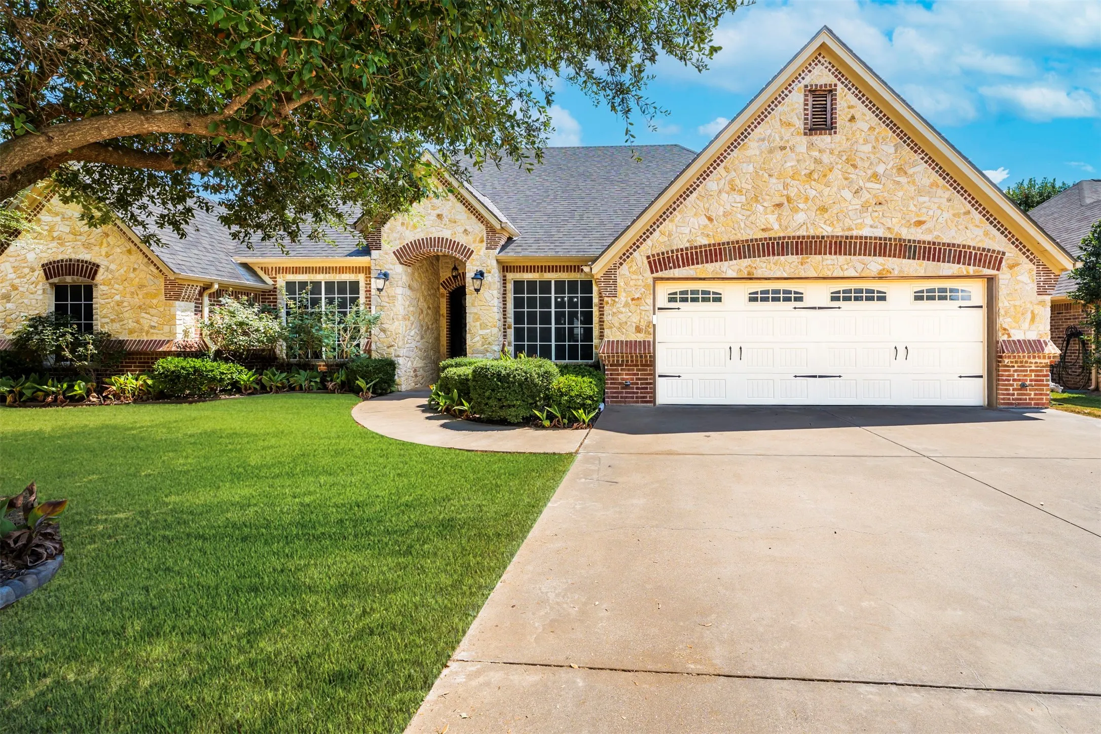 Single Family Residence For Sale in Hood County , 3224 Ferry Boat Lane, Granbury, Texas 76049, 4 Bedroom, 3 Bathroom, 2 Garage spaces, 2,372 Sqft, built in 2011, mls#21376111, Real Estate Agent in Granbury, Homes For Sale in Hood county, Homes For Sale in Granbury, Realtor in Granbury Texas, Real Estate Brokerage Independent Realty Texas, Luminita Cordes Realtor