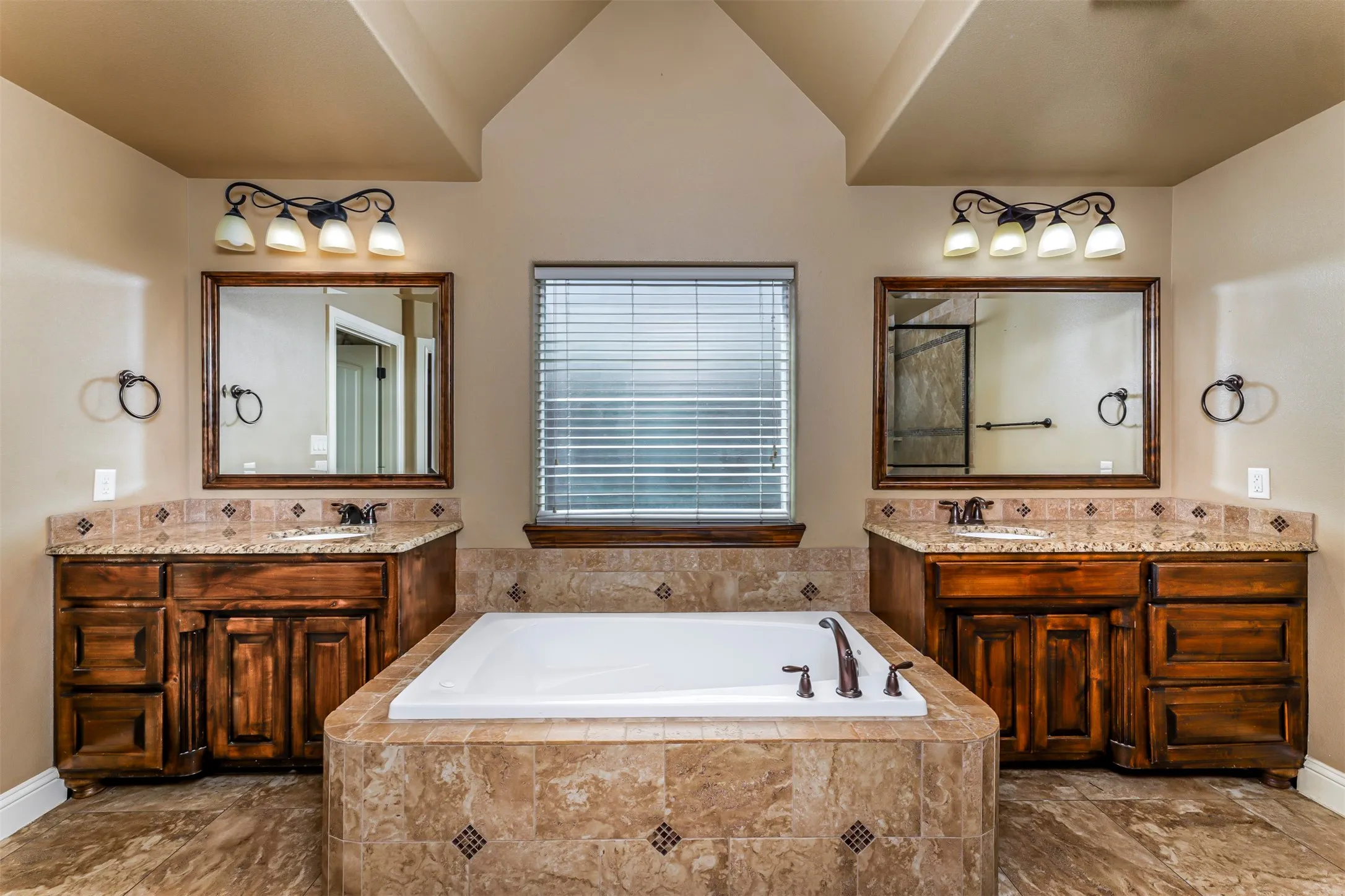 Single Family Residence For Sale in Hood County , 3224 Ferry Boat Lane, Granbury, Texas 76049, 4 Bedroom, 3 Bathroom, 2 Garage spaces, 2,372 Sqft, built in 2011, mls#21376111, Real Estate Agent in Granbury, Homes For Sale in Hood county, Homes For Sale in Granbury, Realtor in Granbury Texas, Real Estate Brokerage Independent Realty Texas, Luminita Cordes Realtor