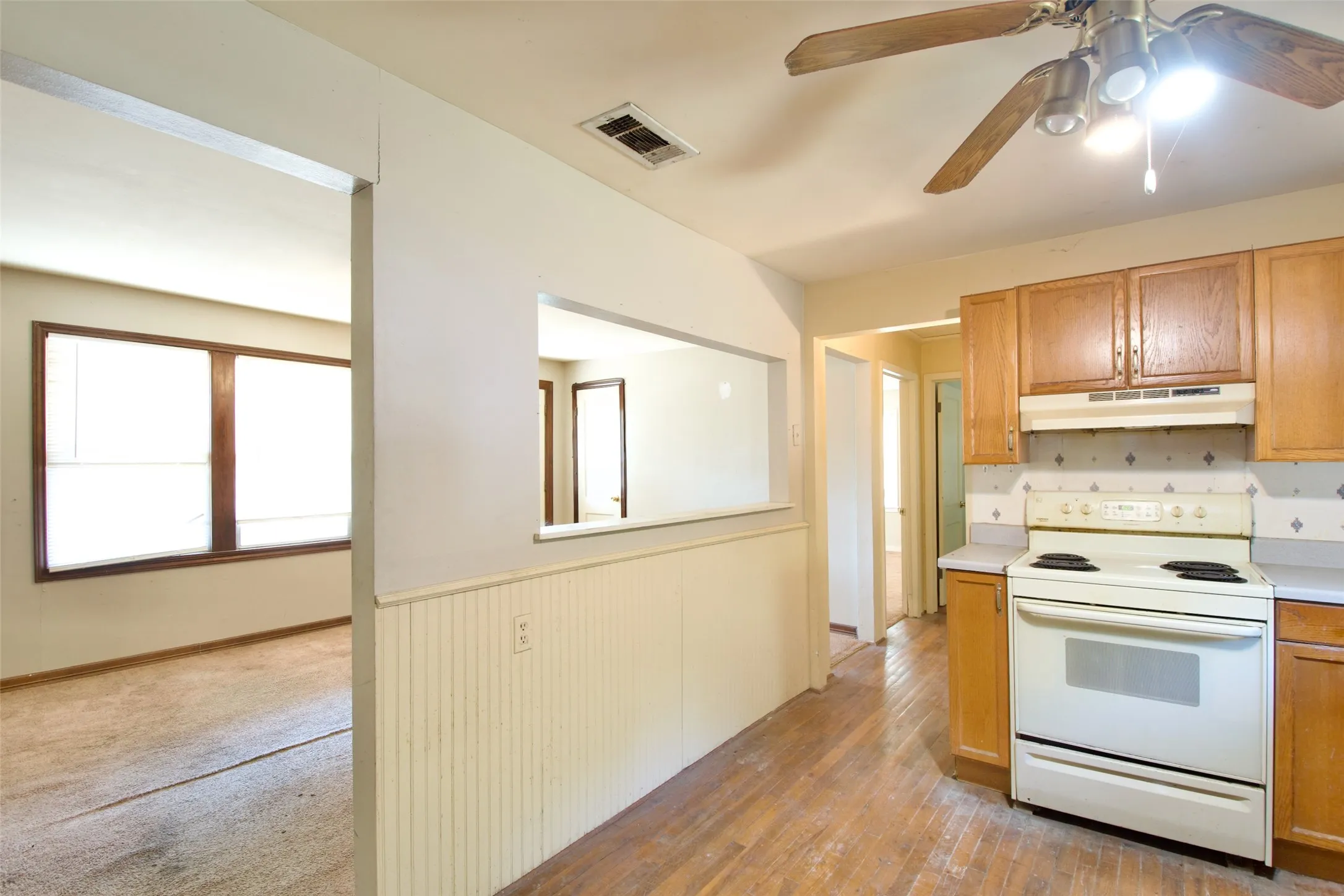 Single Family Residence For Sale in Coryell County , 129 E FM 931, Gatesville, Texas 76528, 3 Bedroom, 2 Bathroom, Garage spaces, 1,256 Sqft, built in 1967, mls#21374026, Real Estate Agent in Gatesville, Homes For Sale in Coryell county, Homes For Sale in Gatesville, Realtor in Gatesville Texas, Real Estate Brokerage Independent Realty Texas, Luminita Cordes Realtor