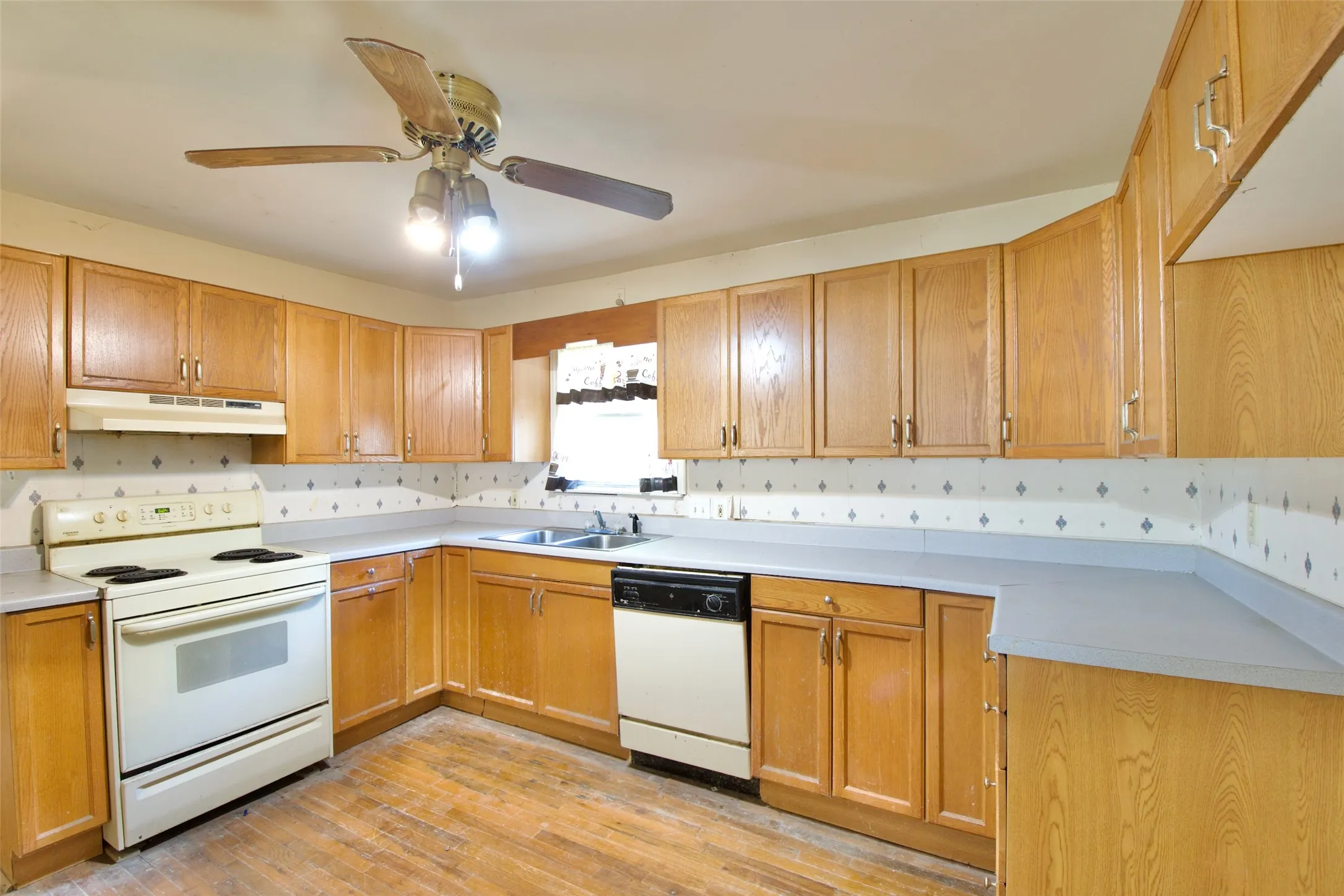 Single Family Residence For Sale in Coryell County , 129 E FM 931, Gatesville, Texas 76528, 3 Bedroom, 2 Bathroom, Garage spaces, 1,256 Sqft, built in 1967, mls#21374026, Real Estate Agent in Gatesville, Homes For Sale in Coryell county, Homes For Sale in Gatesville, Realtor in Gatesville Texas, Real Estate Brokerage Independent Realty Texas, Luminita Cordes Realtor