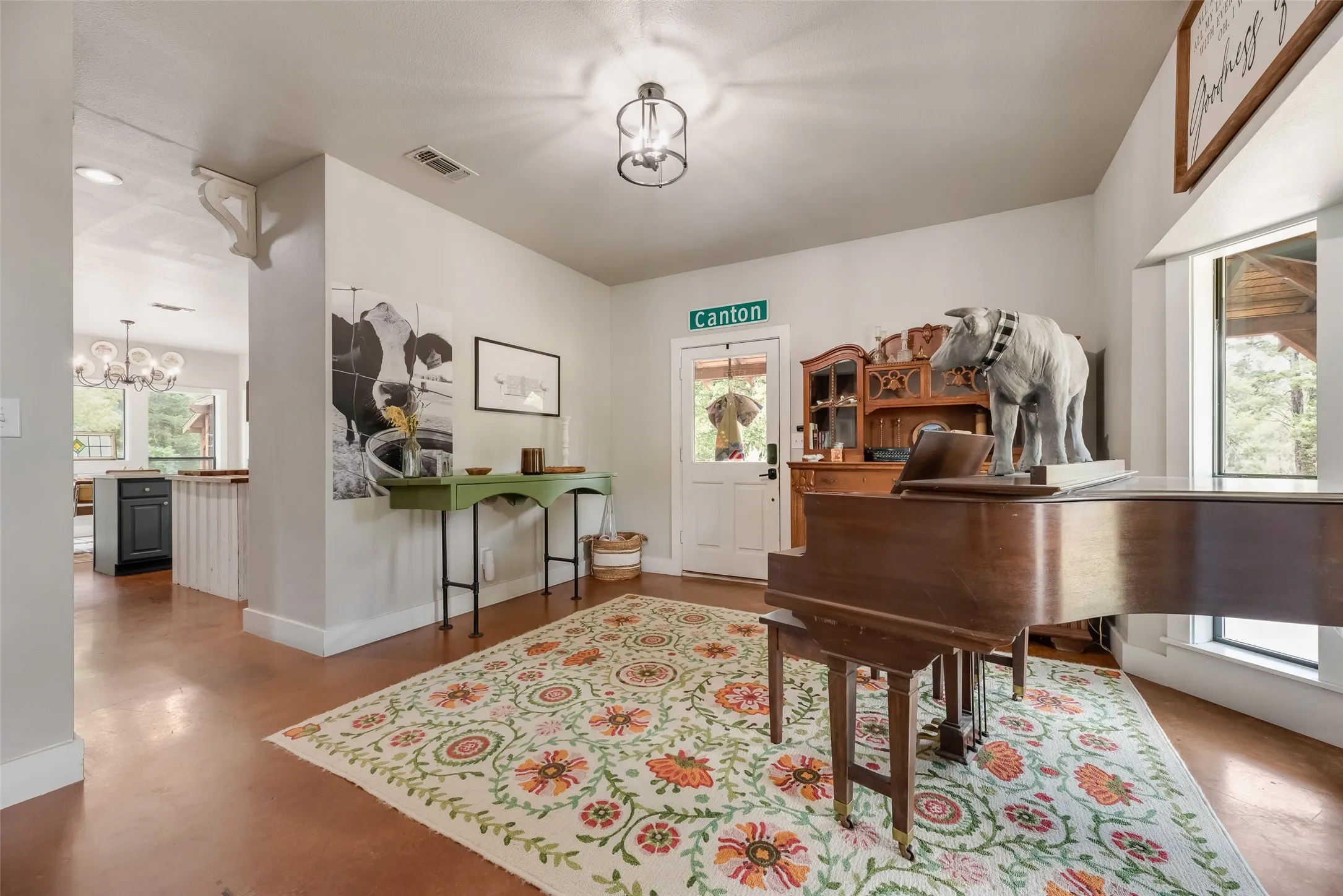 Formal dining or formal sitting area