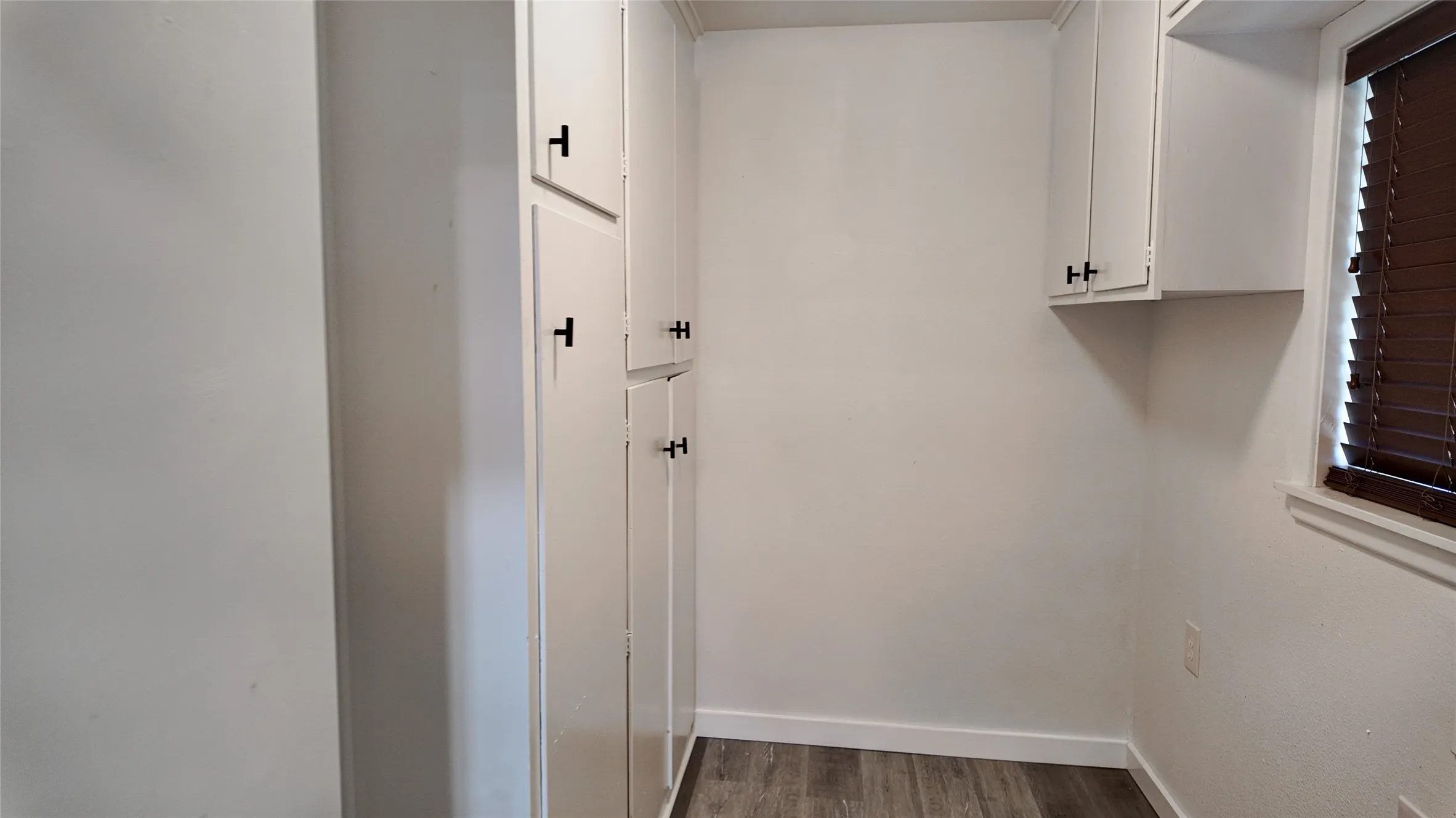 Single Family Residence For Sale in Bowie County , 103 W 1st Street, Hooks, Texas 75561, 3 Bedroom, 2 Bathroom, 2 Garage spaces, 1,992 Sqft, built in 1963, mls#21375425, Real Estate Agent in Hooks, Homes For Sale in Bowie county, Homes For Sale in Hooks, Realtor in Hooks Texas, Real Estate Brokerage Independent Realty Texas, Luminita Cordes Realtor