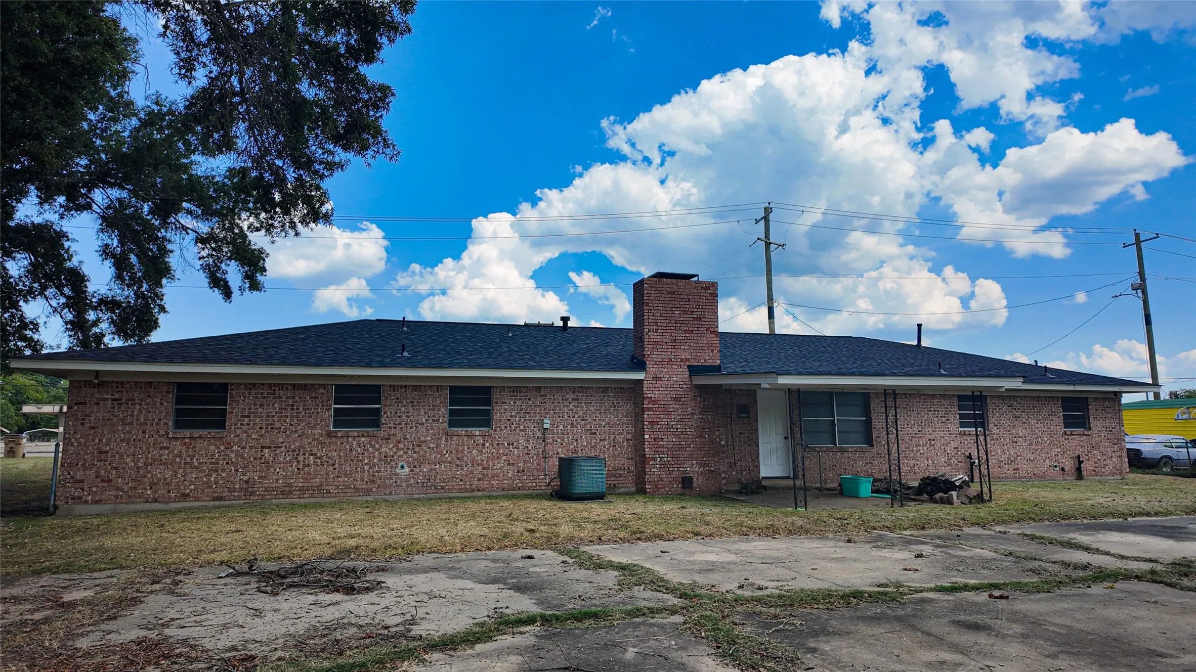 Single Family Residence For Sale in Bowie County , 103 W 1st Street, Hooks, Texas 75561, 3 Bedroom, 2 Bathroom, 2 Garage spaces, 1,992 Sqft, built in 1963, mls#21375425, Real Estate Agent in Hooks, Homes For Sale in Bowie county, Homes For Sale in Hooks, Realtor in Hooks Texas, Real Estate Brokerage Independent Realty Texas, Luminita Cordes Realtor