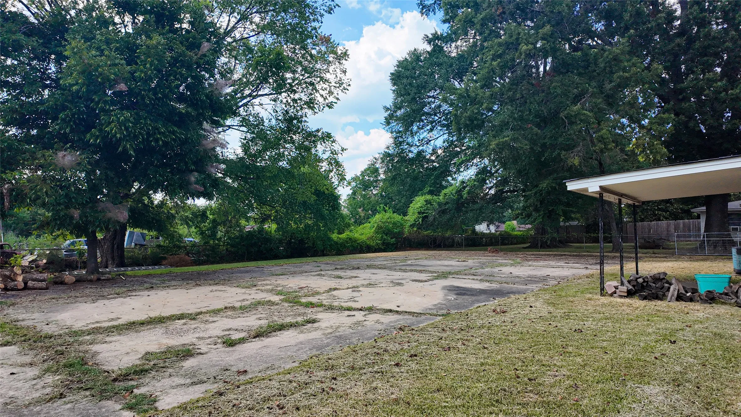 Single Family Residence For Sale in Bowie County , 103 W 1st Street, Hooks, Texas 75561, 3 Bedroom, 2 Bathroom, 2 Garage spaces, 1,992 Sqft, built in 1963, mls#21375425, Real Estate Agent in Hooks, Homes For Sale in Bowie county, Homes For Sale in Hooks, Realtor in Hooks Texas, Real Estate Brokerage Independent Realty Texas, Luminita Cordes Realtor