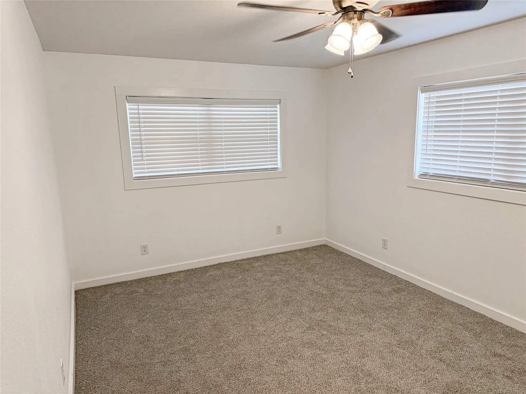 Single Family Residence For Sale in Bowie County , 103 W 1st Street, Hooks, Texas 75561, 3 Bedroom, 2 Bathroom, 2 Garage spaces, 1,992 Sqft, built in 1963, mls#21375425, Real Estate Agent in Hooks, Homes For Sale in Bowie county, Homes For Sale in Hooks, Realtor in Hooks Texas, Real Estate Brokerage Independent Realty Texas, Luminita Cordes Realtor
