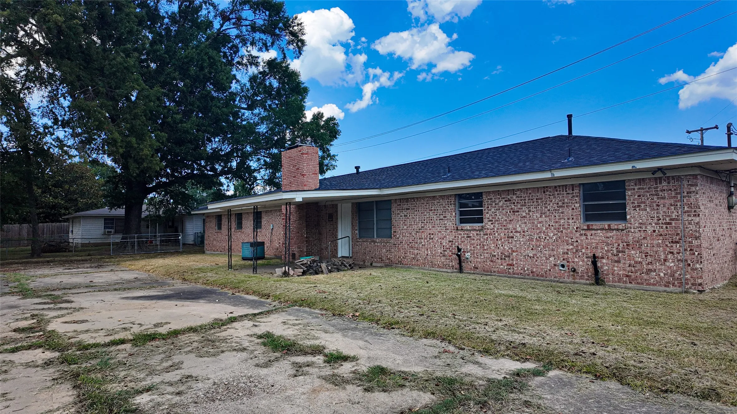 Single Family Residence For Sale in Bowie County , 103 W 1st Street, Hooks, Texas 75561, 3 Bedroom, 2 Bathroom, 2 Garage spaces, 1,992 Sqft, built in 1963, mls#21375425, Real Estate Agent in Hooks, Homes For Sale in Bowie county, Homes For Sale in Hooks, Realtor in Hooks Texas, Real Estate Brokerage Independent Realty Texas, Luminita Cordes Realtor