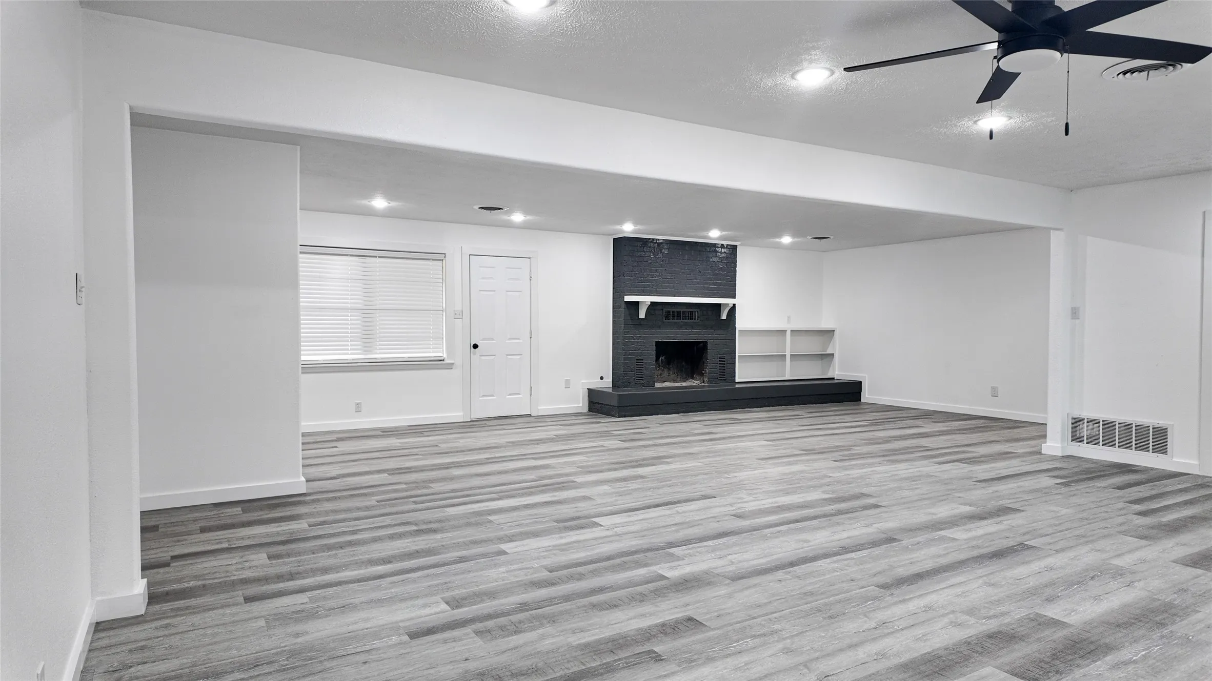 Single Family Residence For Sale in Bowie County , 103 W 1st Street, Hooks, Texas 75561, 3 Bedroom, 2 Bathroom, 2 Garage spaces, 1,992 Sqft, built in 1963, mls#21375425, Real Estate Agent in Hooks, Homes For Sale in Bowie county, Homes For Sale in Hooks, Realtor in Hooks Texas, Real Estate Brokerage Independent Realty Texas, Luminita Cordes Realtor