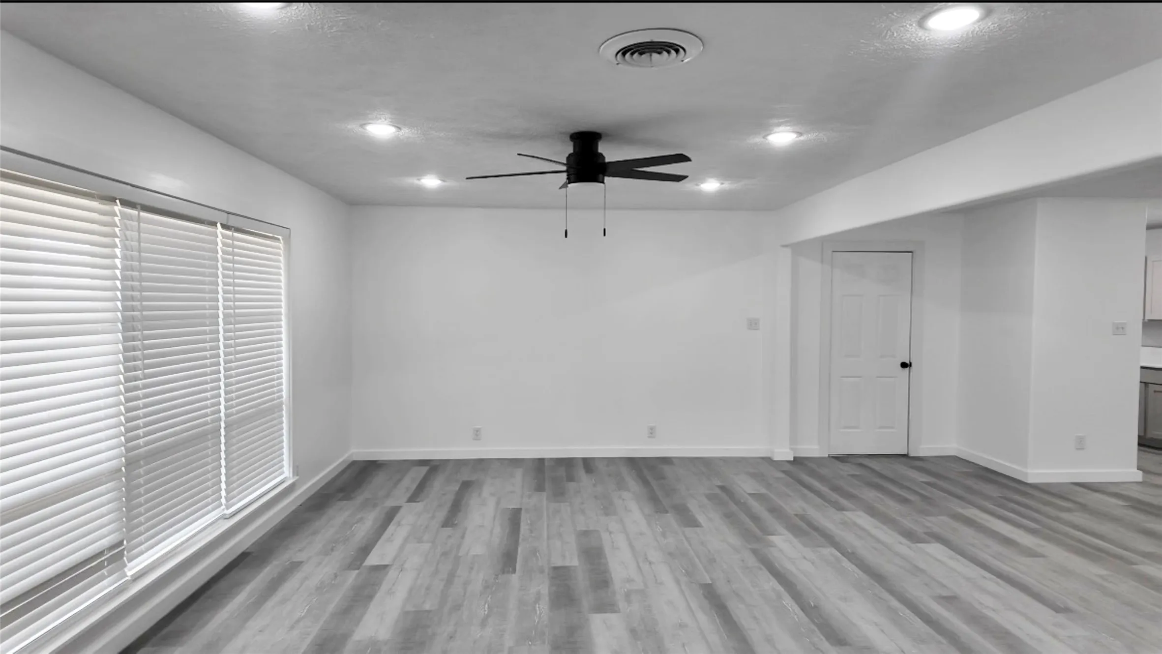 Single Family Residence For Sale in Bowie County , 103 W 1st Street, Hooks, Texas 75561, 3 Bedroom, 2 Bathroom, 2 Garage spaces, 1,992 Sqft, built in 1963, mls#21375425, Real Estate Agent in Hooks, Homes For Sale in Bowie county, Homes For Sale in Hooks, Realtor in Hooks Texas, Real Estate Brokerage Independent Realty Texas, Luminita Cordes Realtor