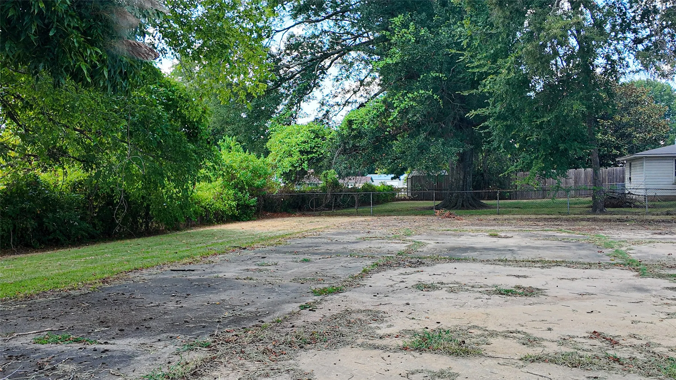 Single Family Residence For Sale in Bowie County , 103 W 1st Street, Hooks, Texas 75561, 3 Bedroom, 2 Bathroom, 2 Garage spaces, 1,992 Sqft, built in 1963, mls#21375425, Real Estate Agent in Hooks, Homes For Sale in Bowie county, Homes For Sale in Hooks, Realtor in Hooks Texas, Real Estate Brokerage Independent Realty Texas, Luminita Cordes Realtor